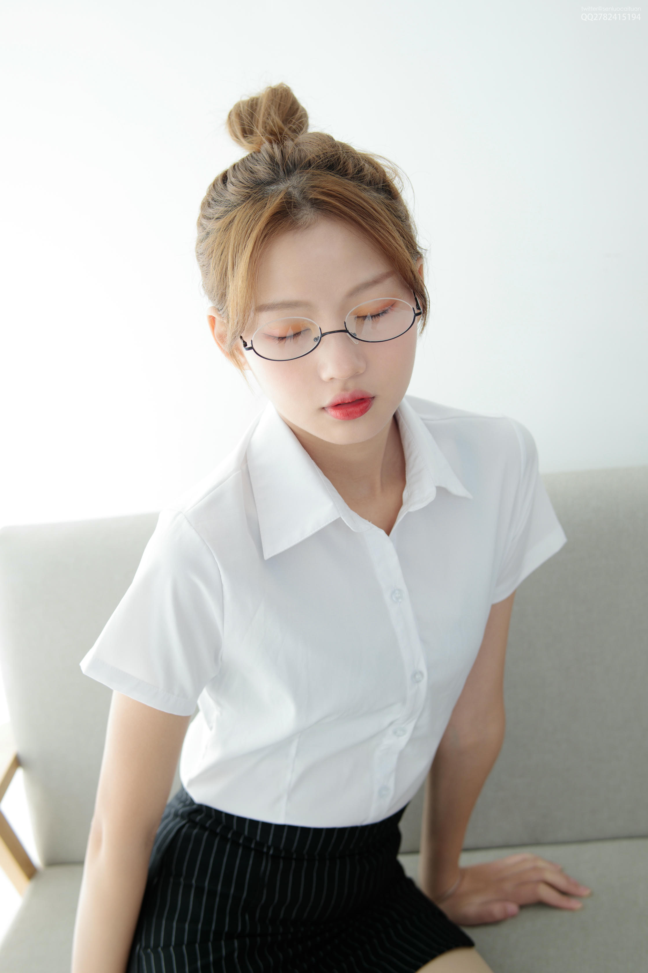 森萝财团 JKFUN-046 50D肉丝 OL一定要搭配眼镜 [63P+1V／1.26G]_第1集