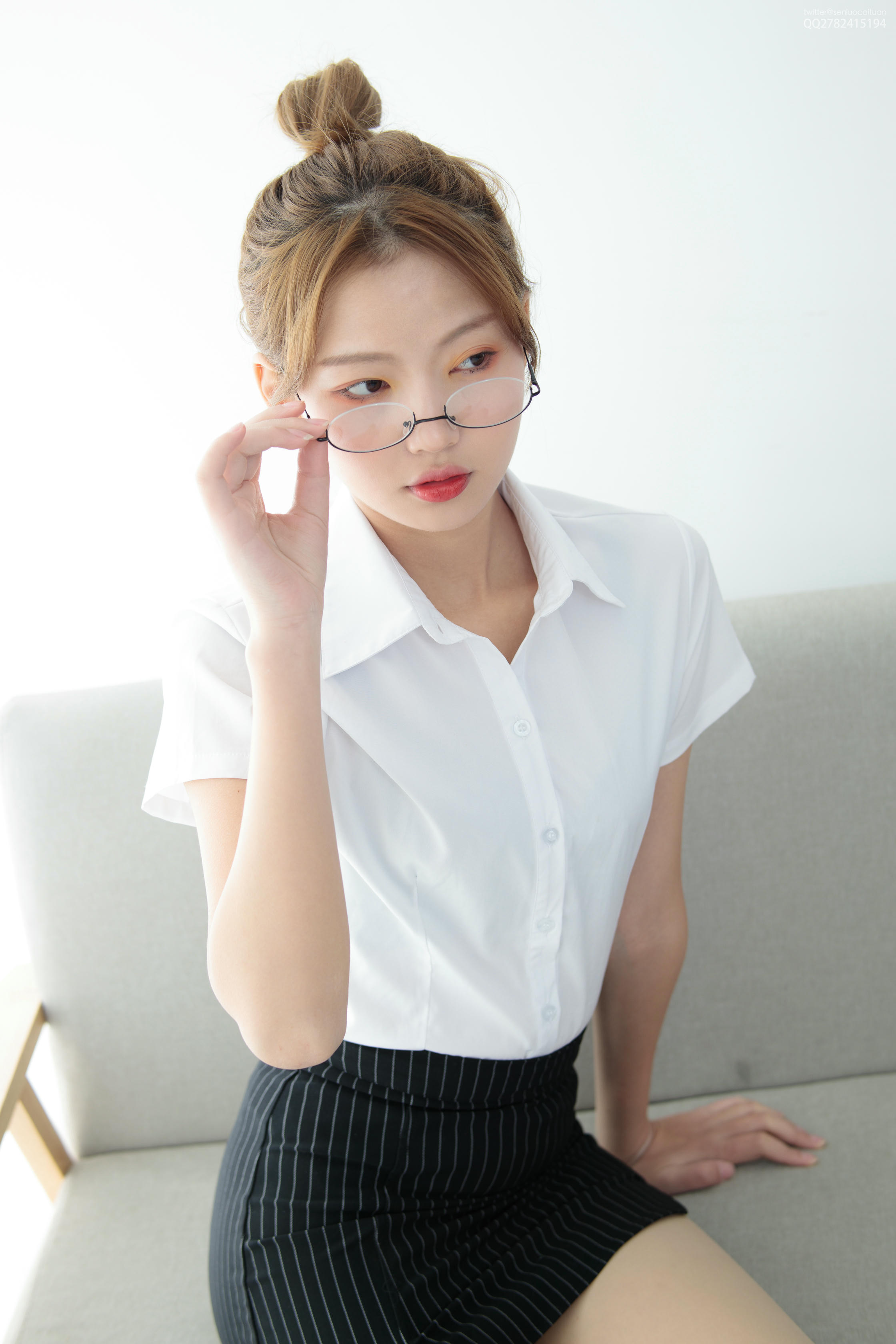 森萝财团 JKFUN-046 50D肉丝 OL一定要搭配眼镜 [63P+1V／1.26G]_第1集