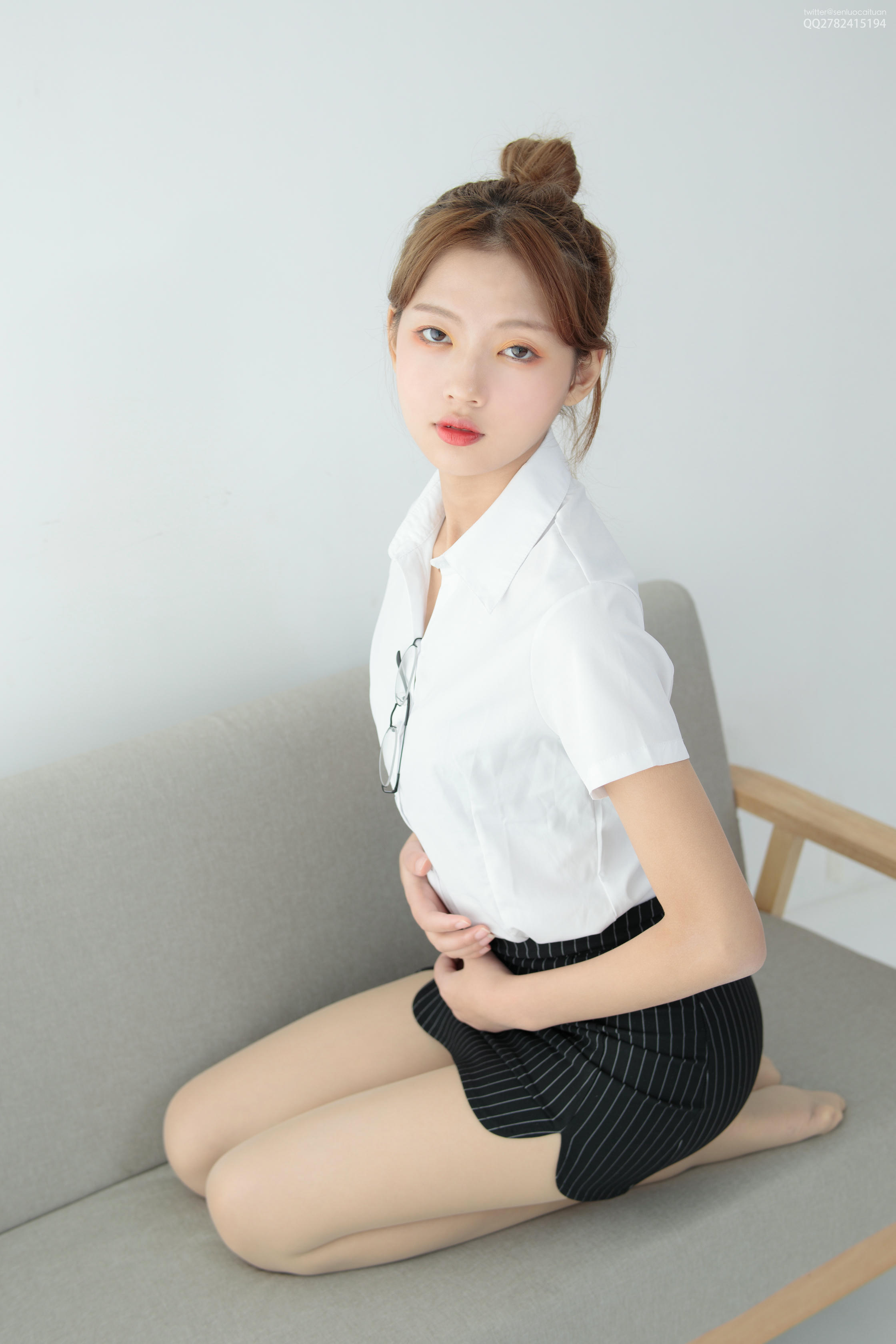 森萝财团 JKFUN-046 50D肉丝 OL一定要搭配眼镜 [63P+1V／1.26G]_第3集