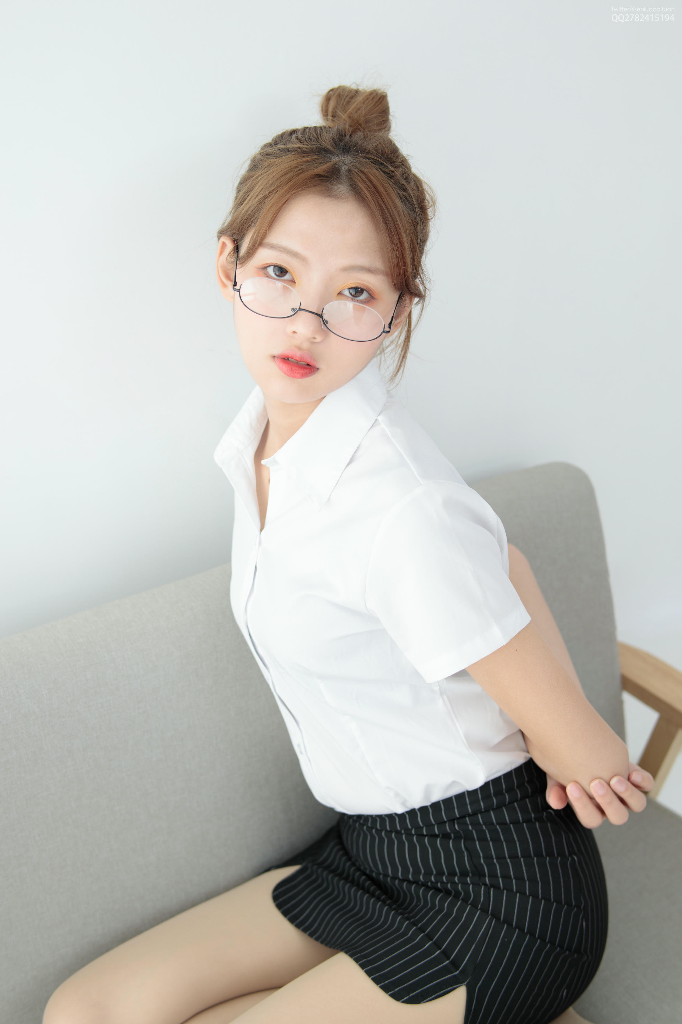 森萝财团 JKFUN-046 50D肉丝 OL一定要搭配眼镜 [63P+1V／1.26G]_第3集