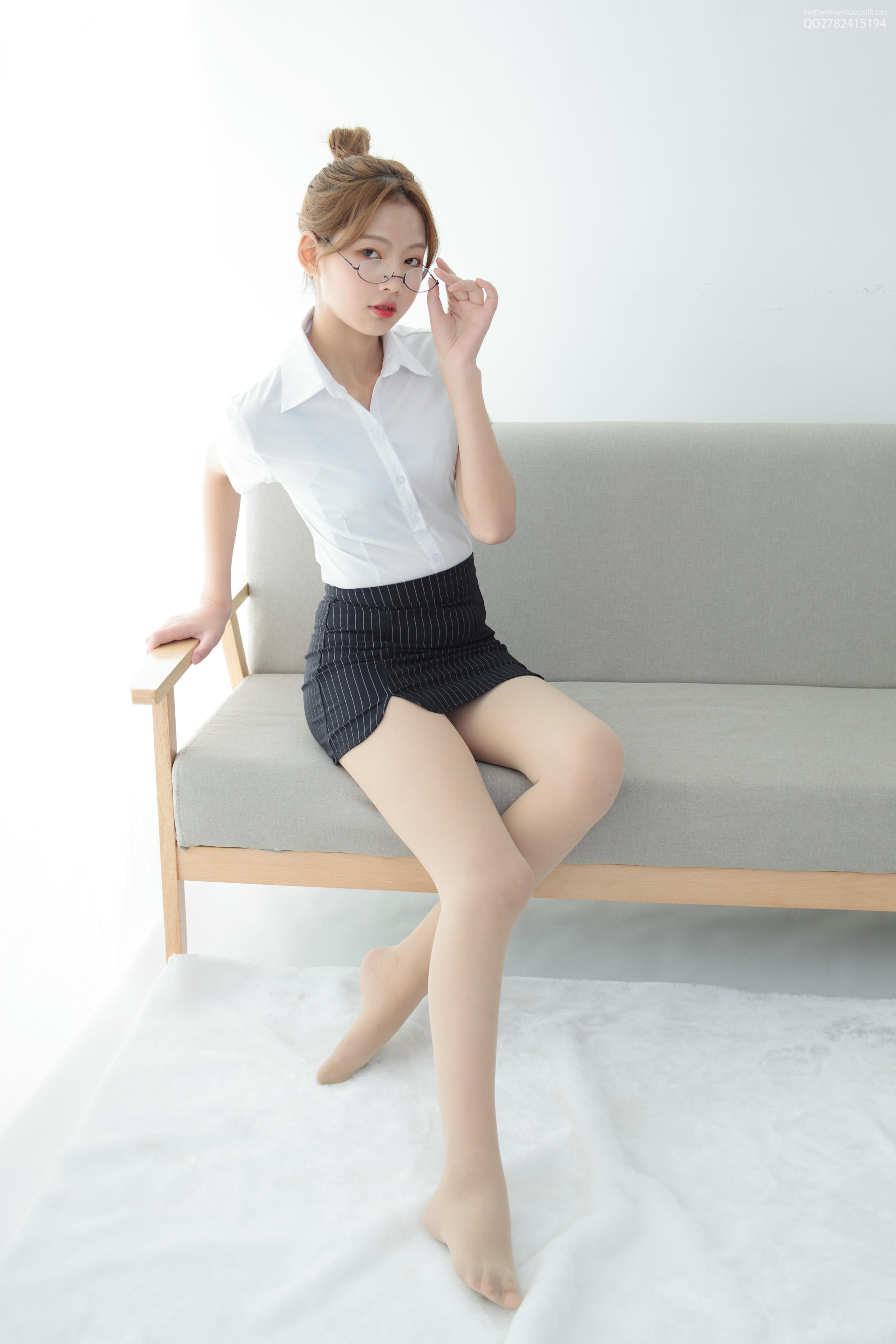 森萝财团 JKFUN-046 50D肉丝 OL一定要搭配眼镜 [63P+1V／1.26G]_第1集