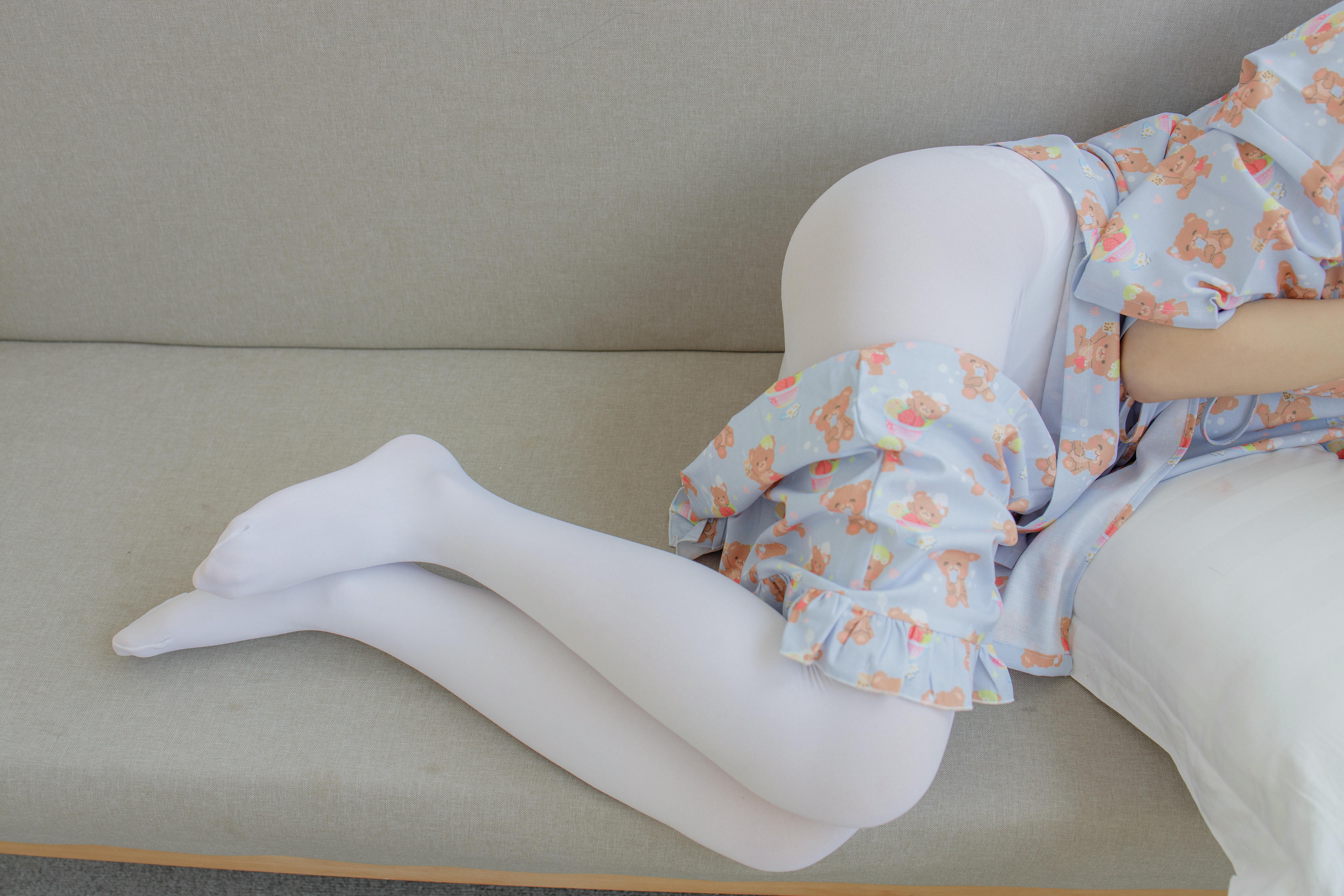 森萝财团 NO.344 内部-006 沙发上诱人的白丝美少女 [113P1V3.61G]_第3集