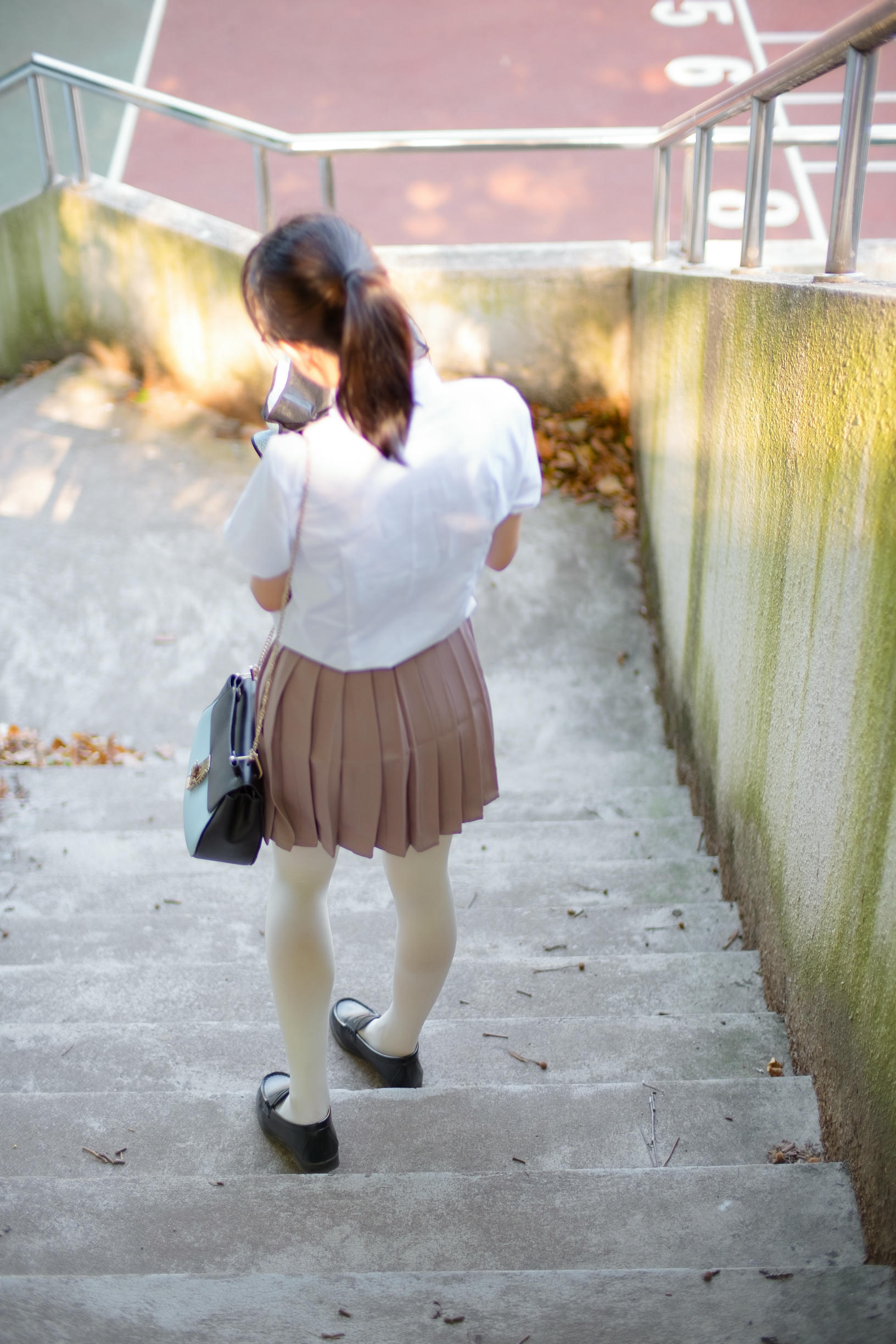 森萝财团 R15-030 操场上的白丝 [67P-416MB]_第2集