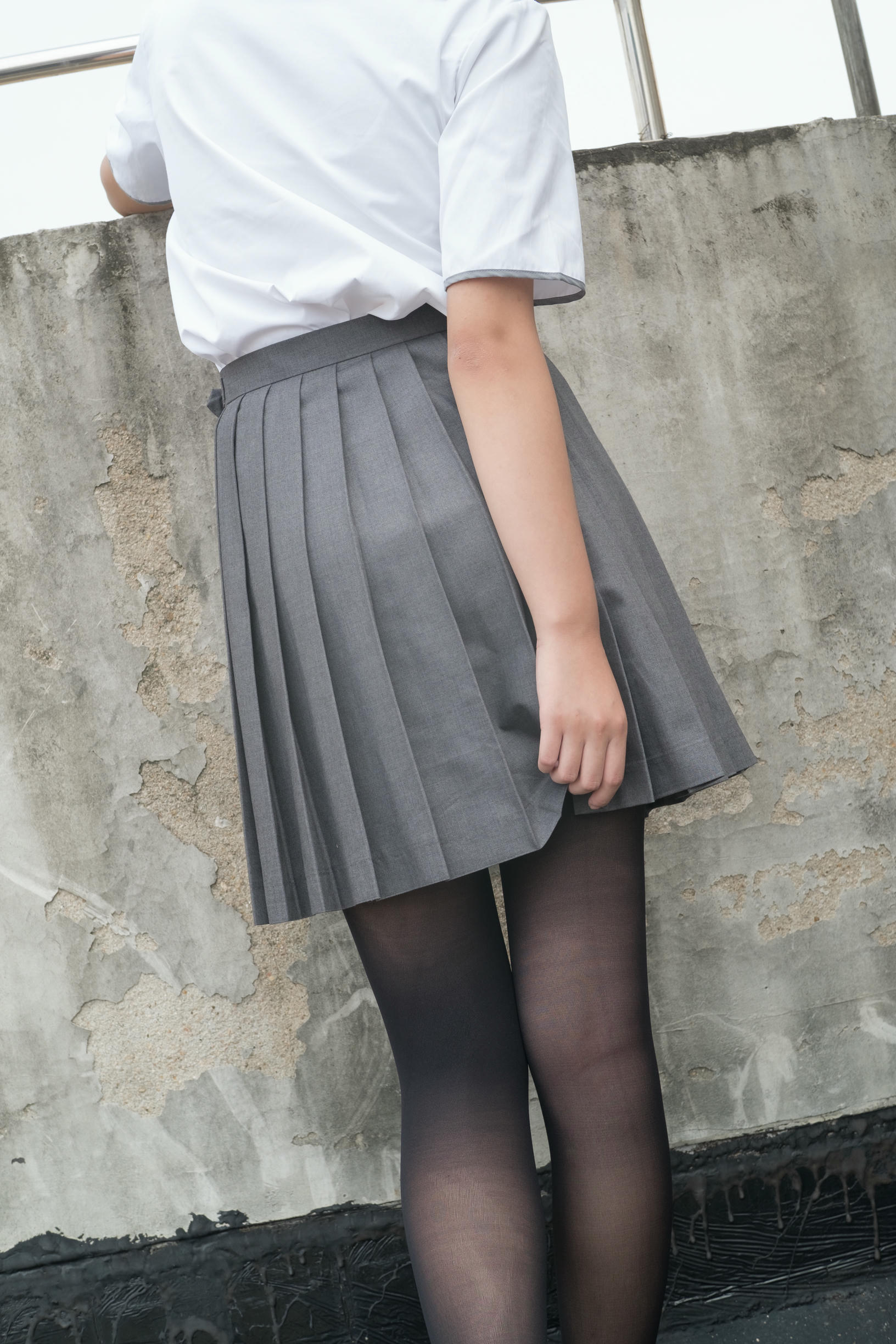 森萝财团 R15-031 天台黑丝 [95P-511MB]_第1集