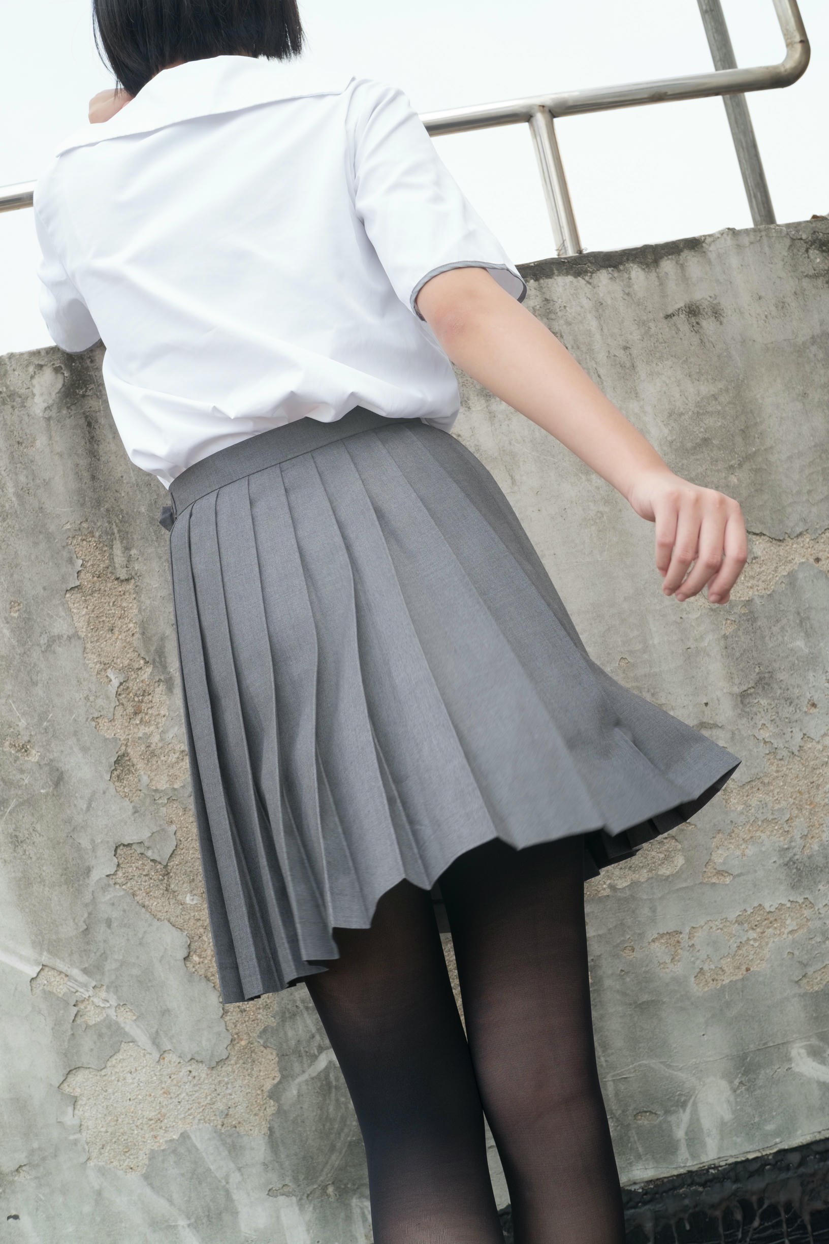 森萝财团 R15-031 天台黑丝 [95P-511MB]_第1集