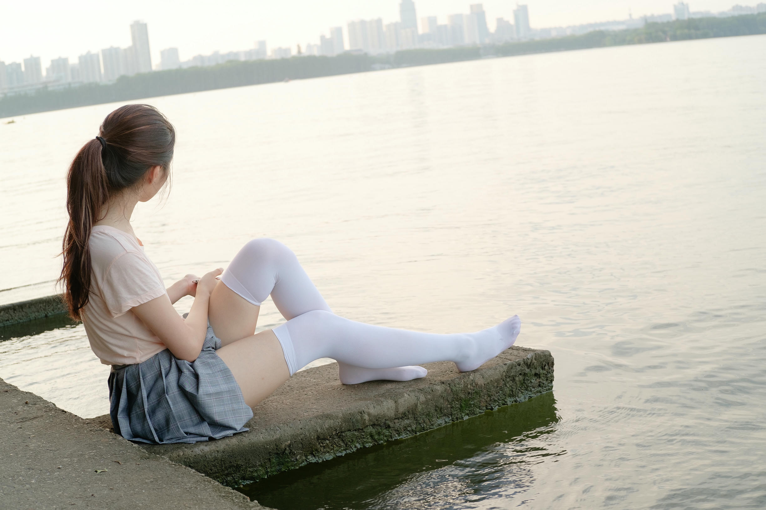 森萝财团 R15-032 湖边戏水白丝 [113P-918MB]_第6集