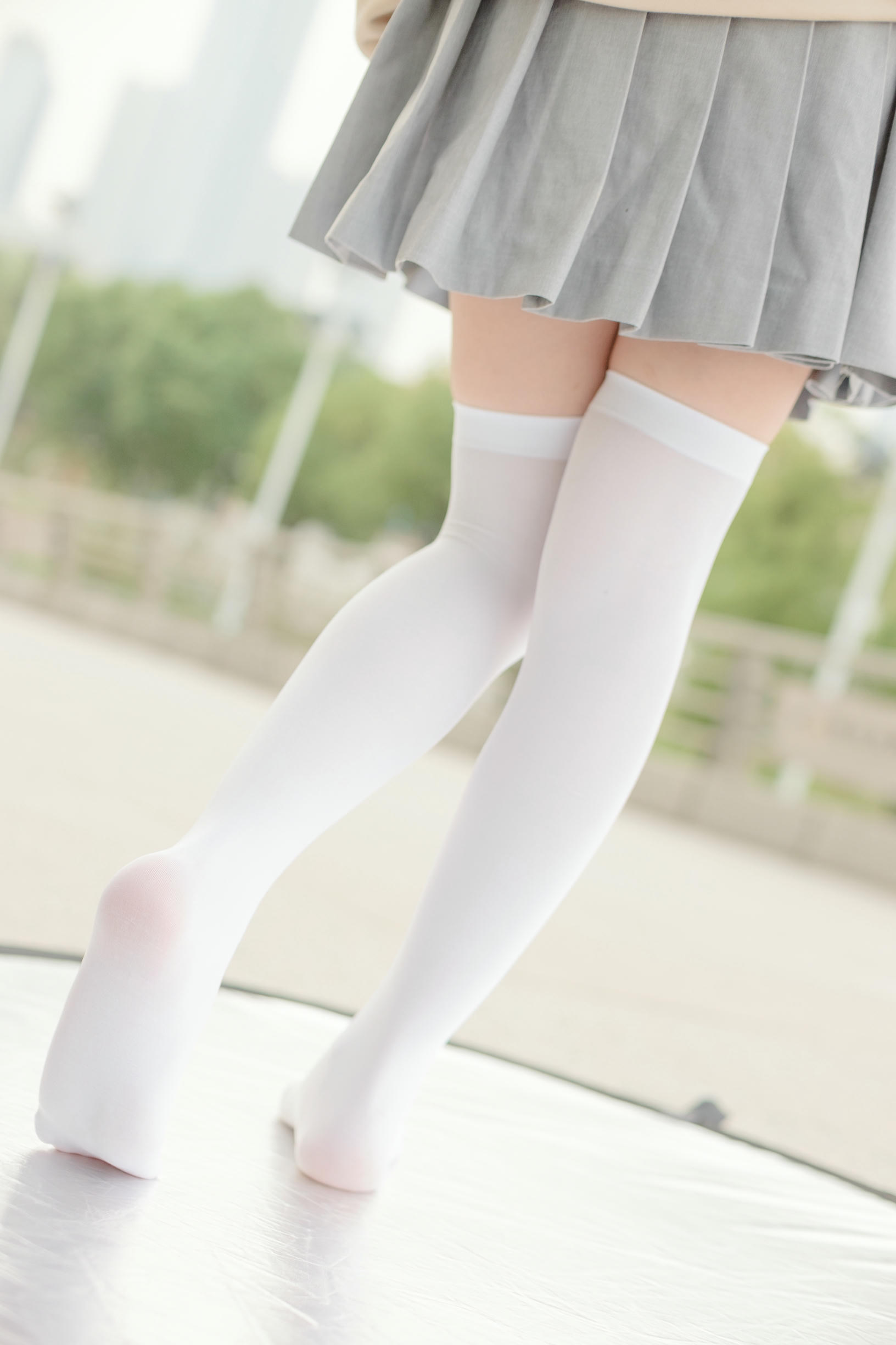 森萝财团 R15-040 户外白丝短裙 [131P-864MB]_第2集