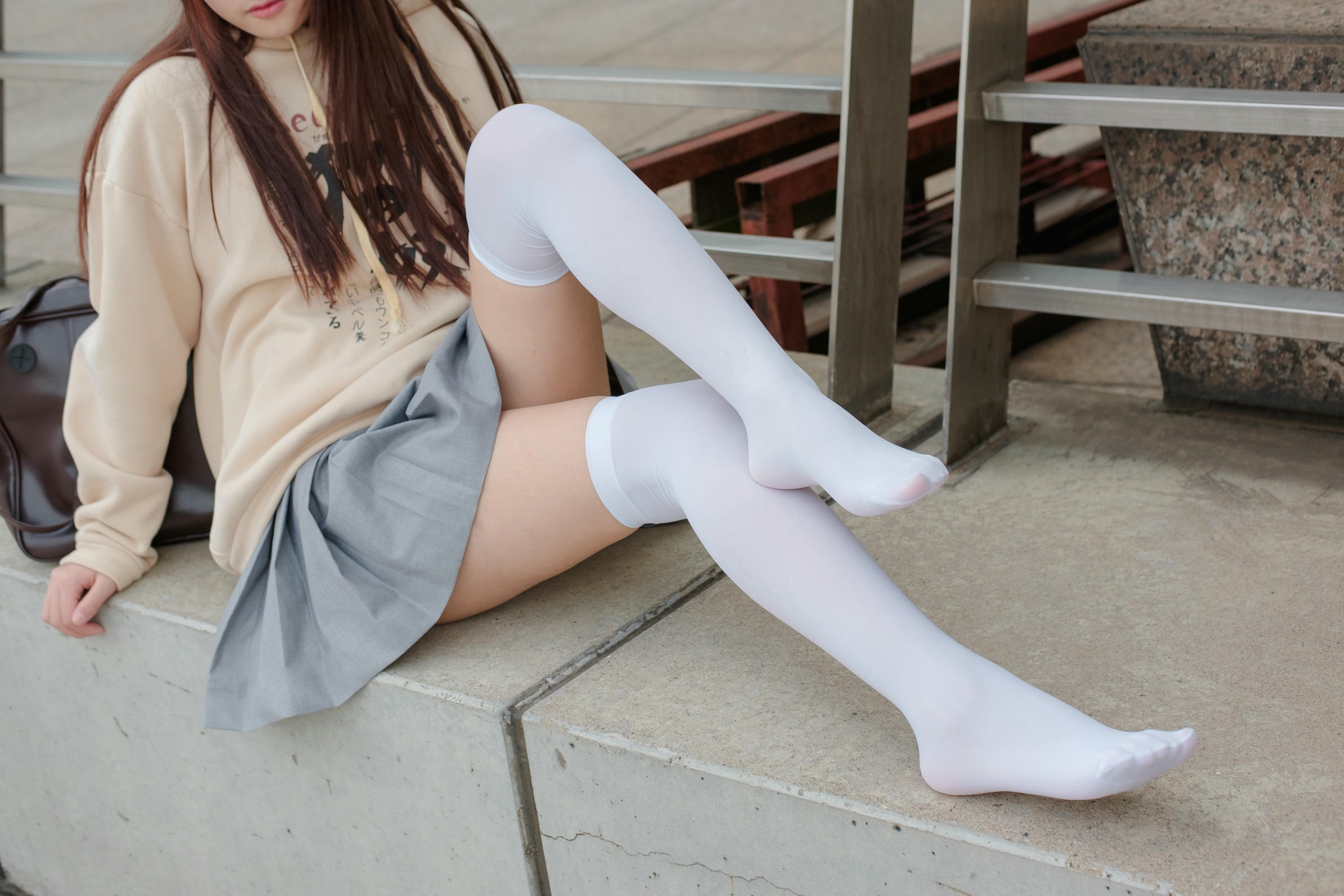 森萝财团 R15-040 户外白丝短裙 [131P-864MB]_第4集