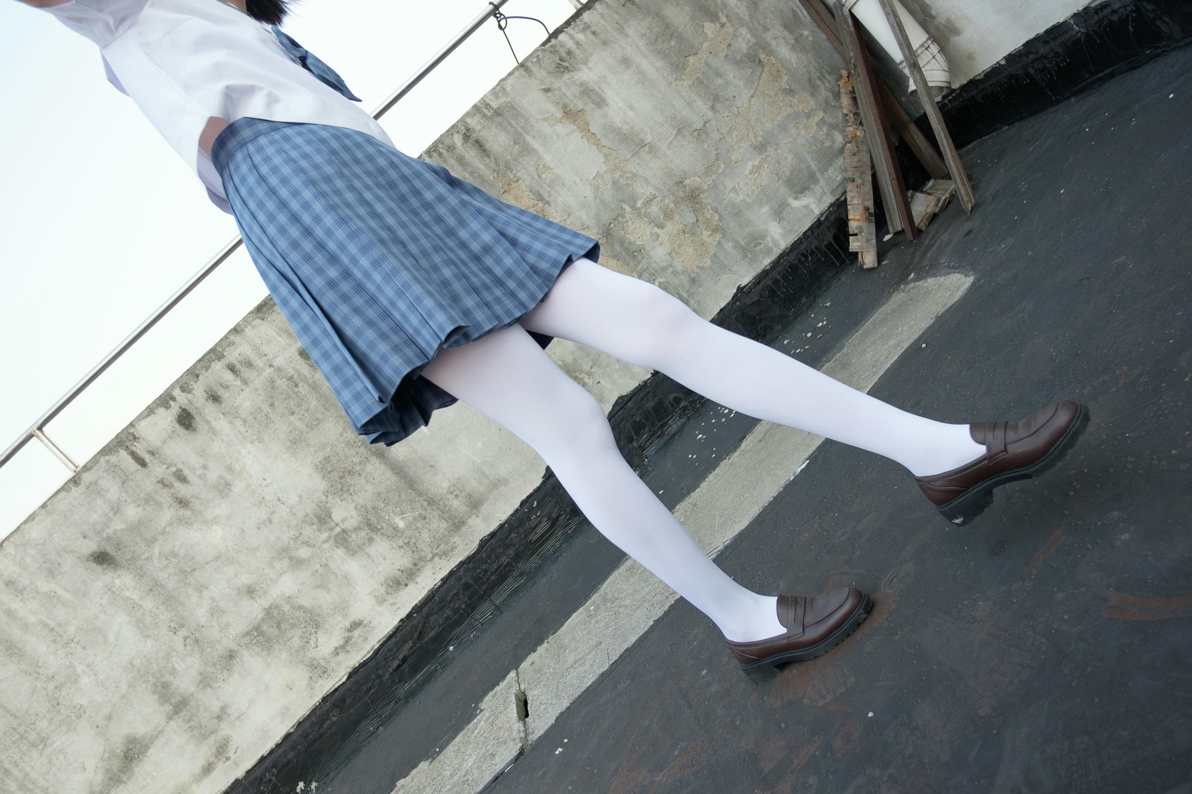 森萝财团 SSR-001 天台上的白丝 [74P-493MB]_第1集