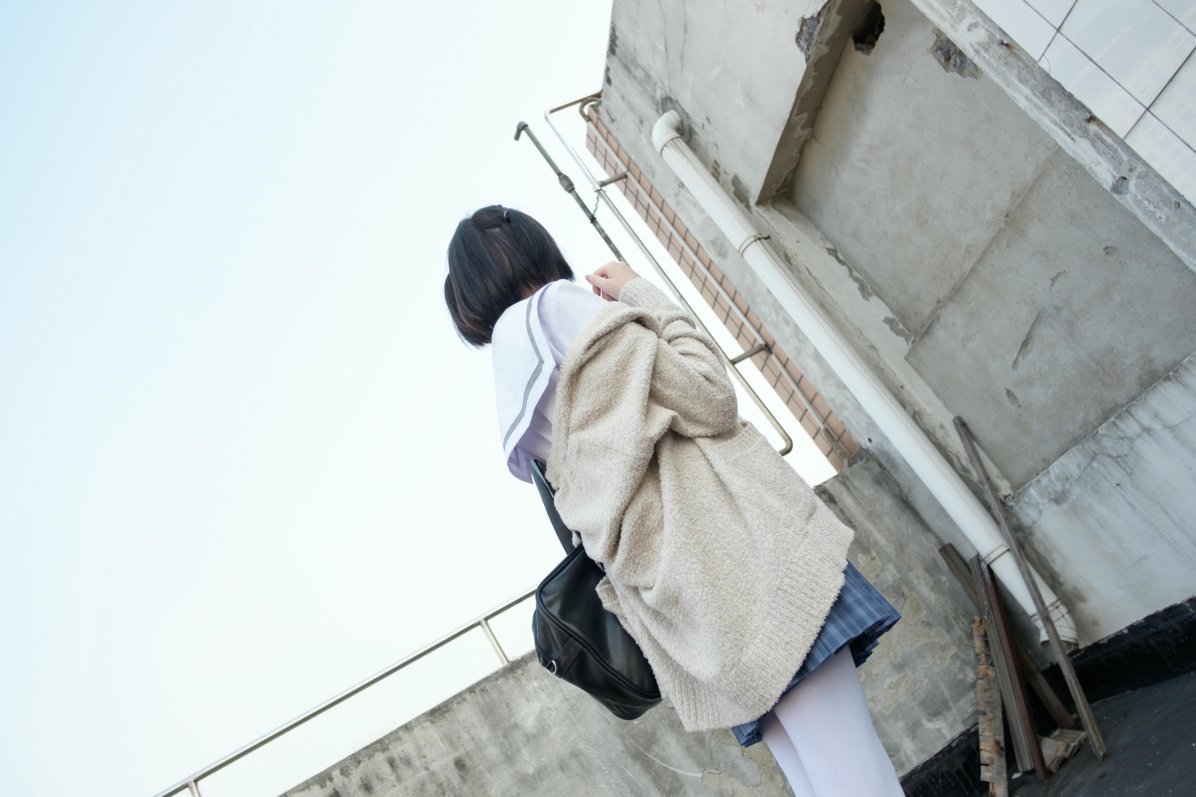 森萝财团 SSR-001 天台上的白丝 [74P-493MB]_第1集
