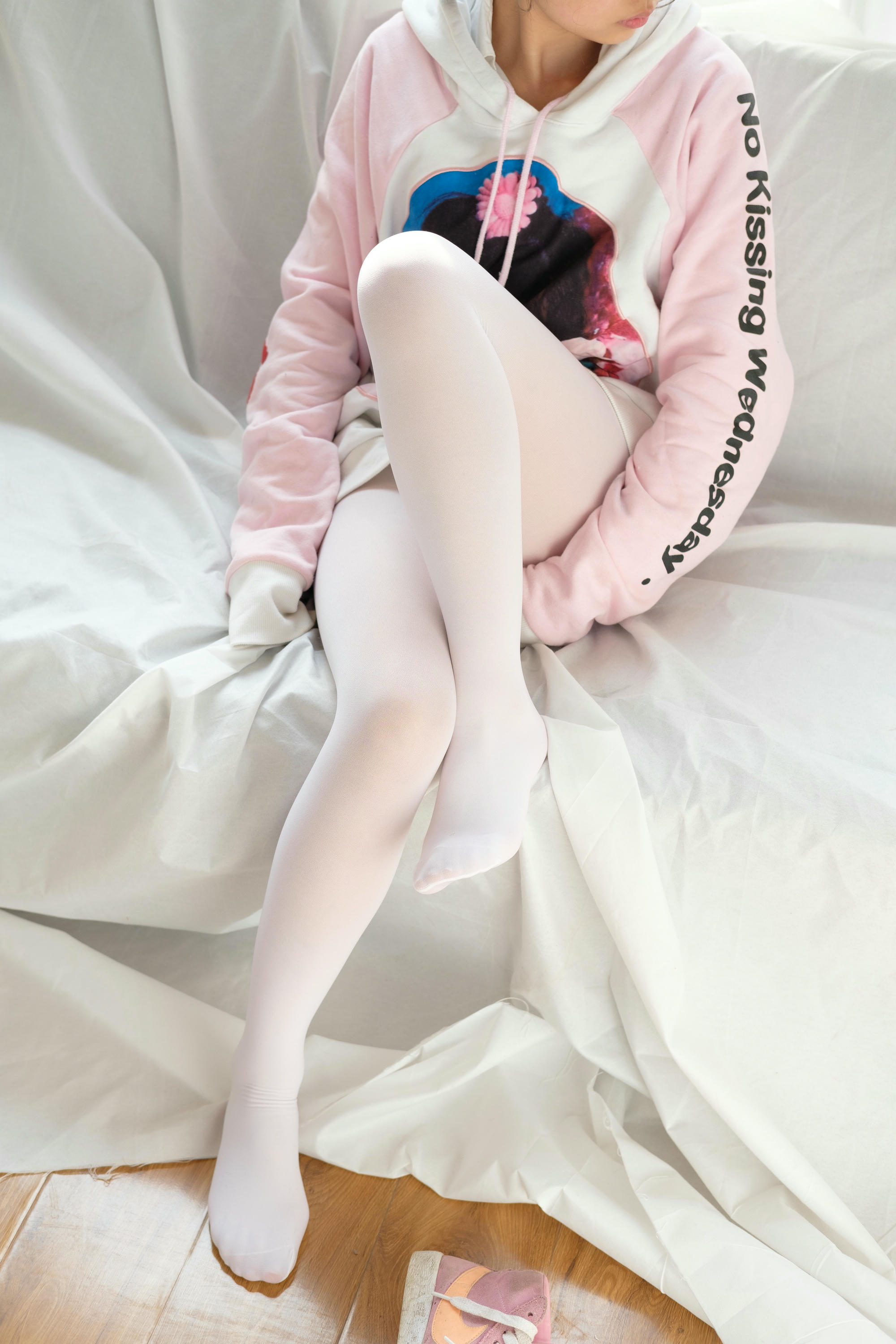 森萝财团 X-009 粉嫩粉嫩的丝秀 [120P1V-1.49GB]_第6集