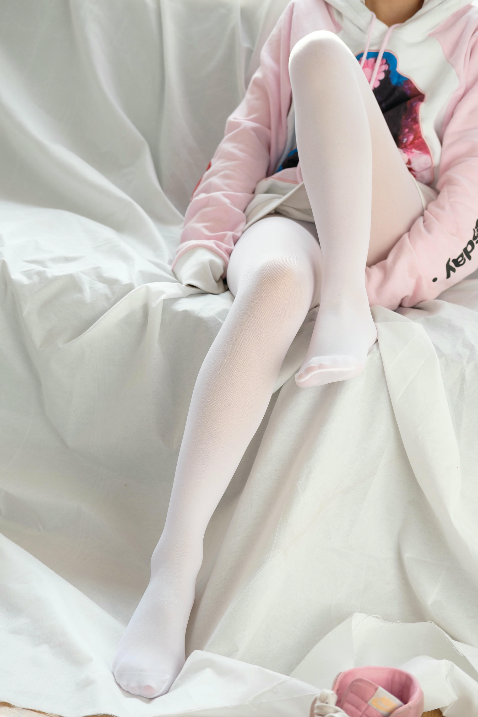森萝财团 X-009 粉嫩粉嫩的丝秀 [120P1V-1.49GB]_第1集