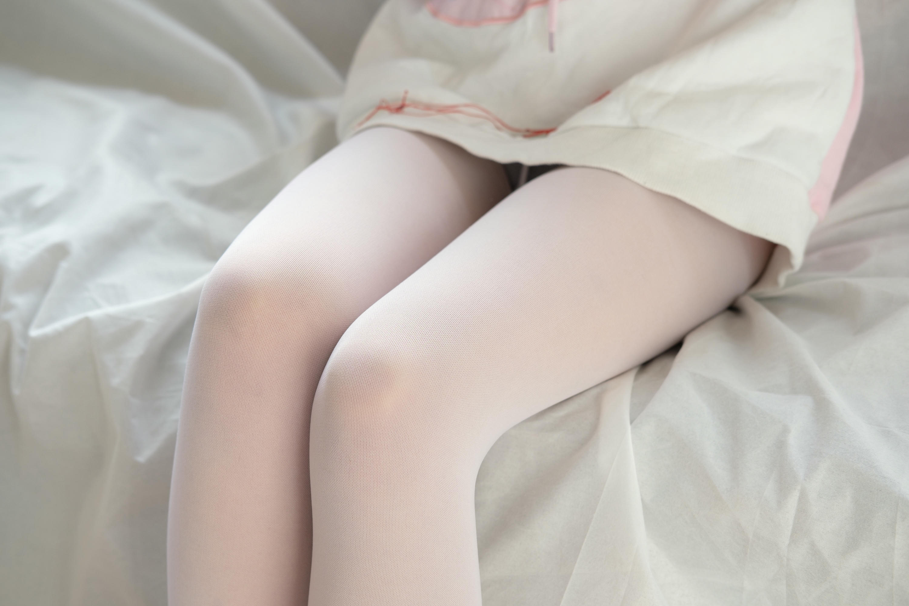 森萝财团 X-009 粉嫩粉嫩的丝秀 [120P1V-1.49GB]_第4集