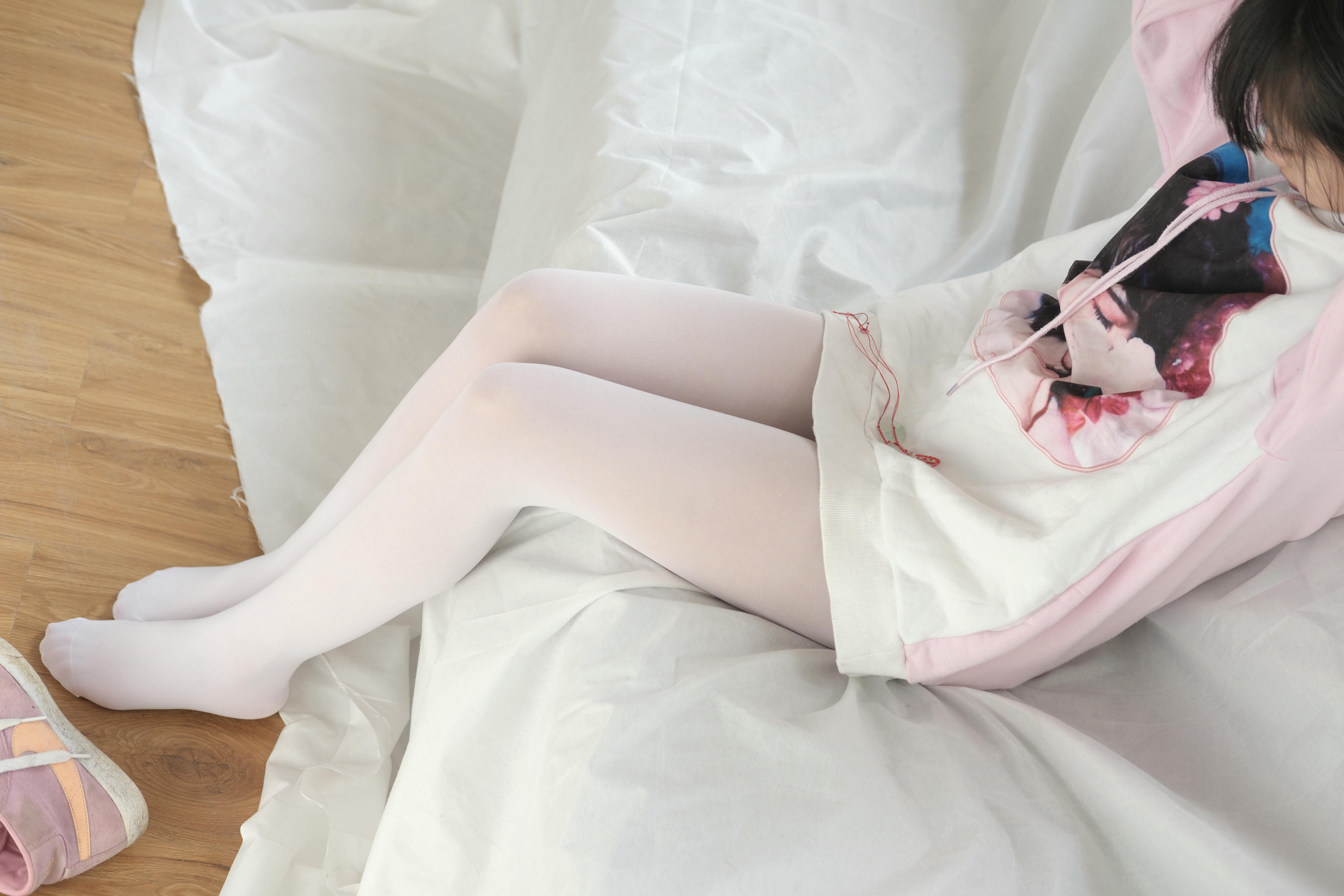 森萝财团 X-009 粉嫩粉嫩的丝秀 [120P1V-1.49GB]_第5集