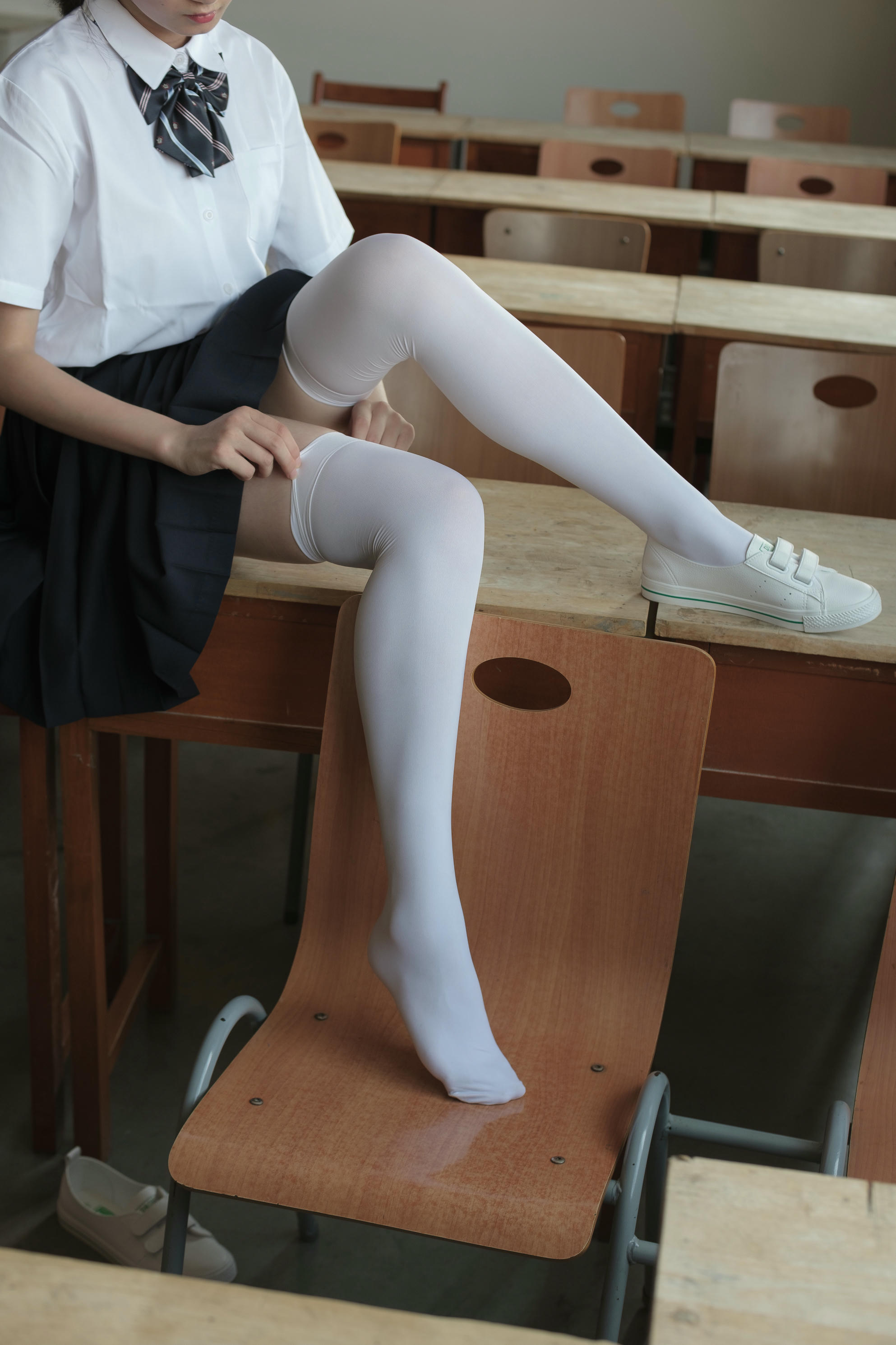 森萝财团 BETA-022 教室里的JK白丝少女 [66P-638MB]_第1集