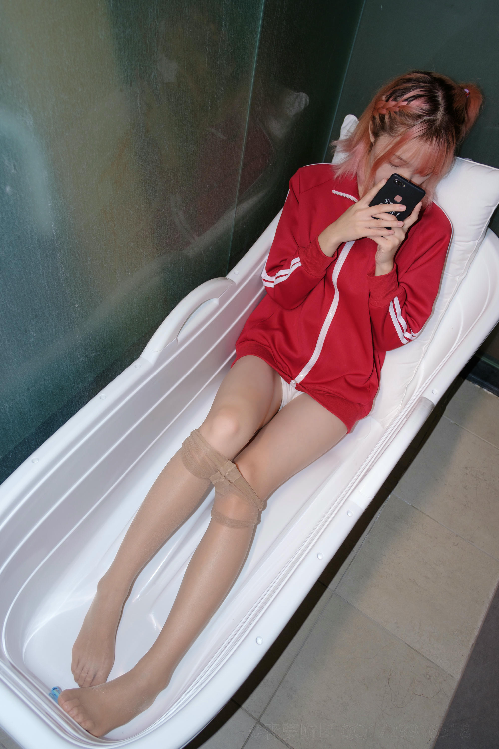 森萝财团 X-044 红衣少女浴缸玩肉丝 [88P1V-2.16GB]_第4集