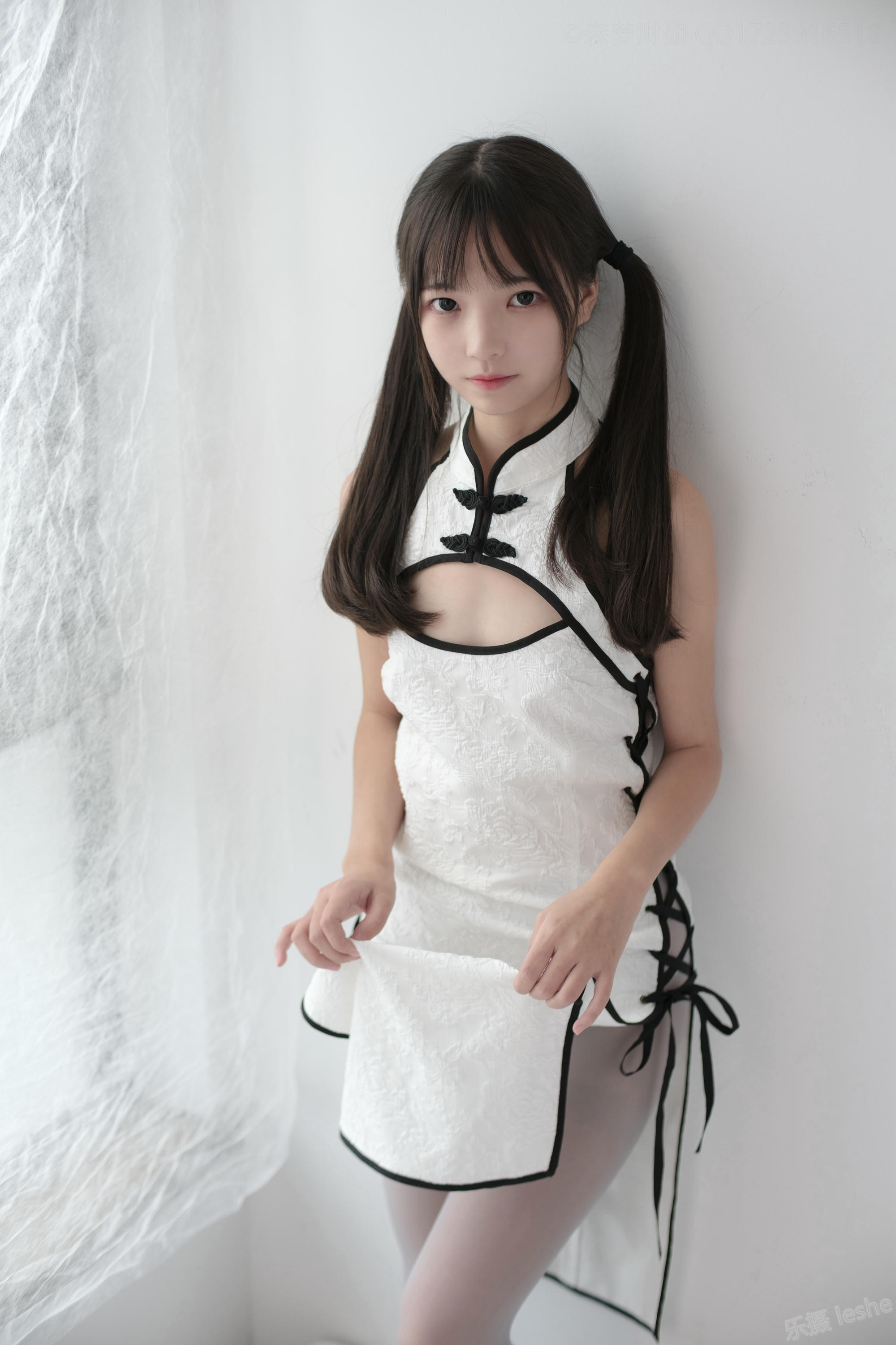 森萝财团 X-045 灰丝情趣旗袍 [96P1V-1.93GB]_第2集