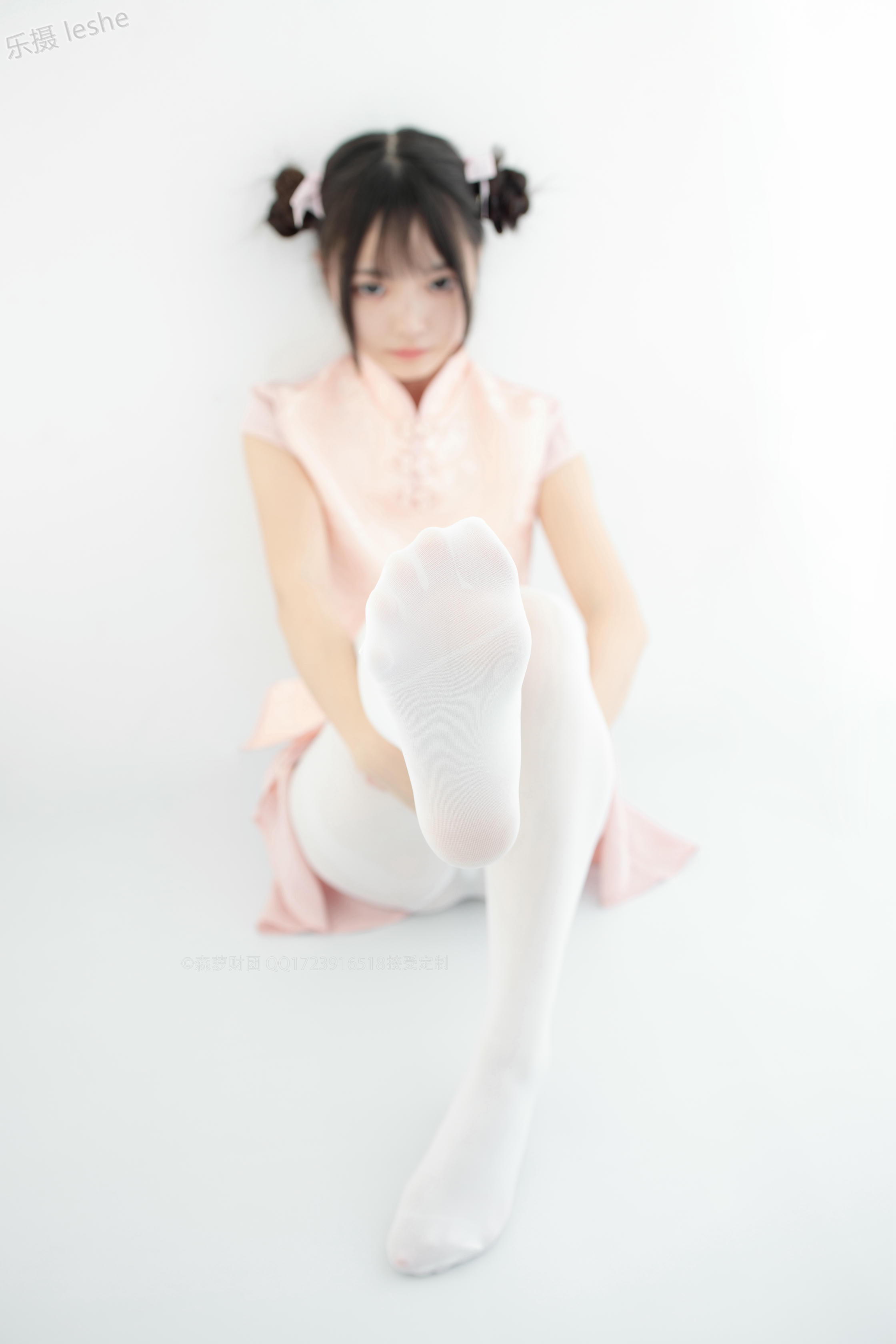 森萝财团 X-052 80D白丝踩物 [66P1V-1.76GB]_第1集