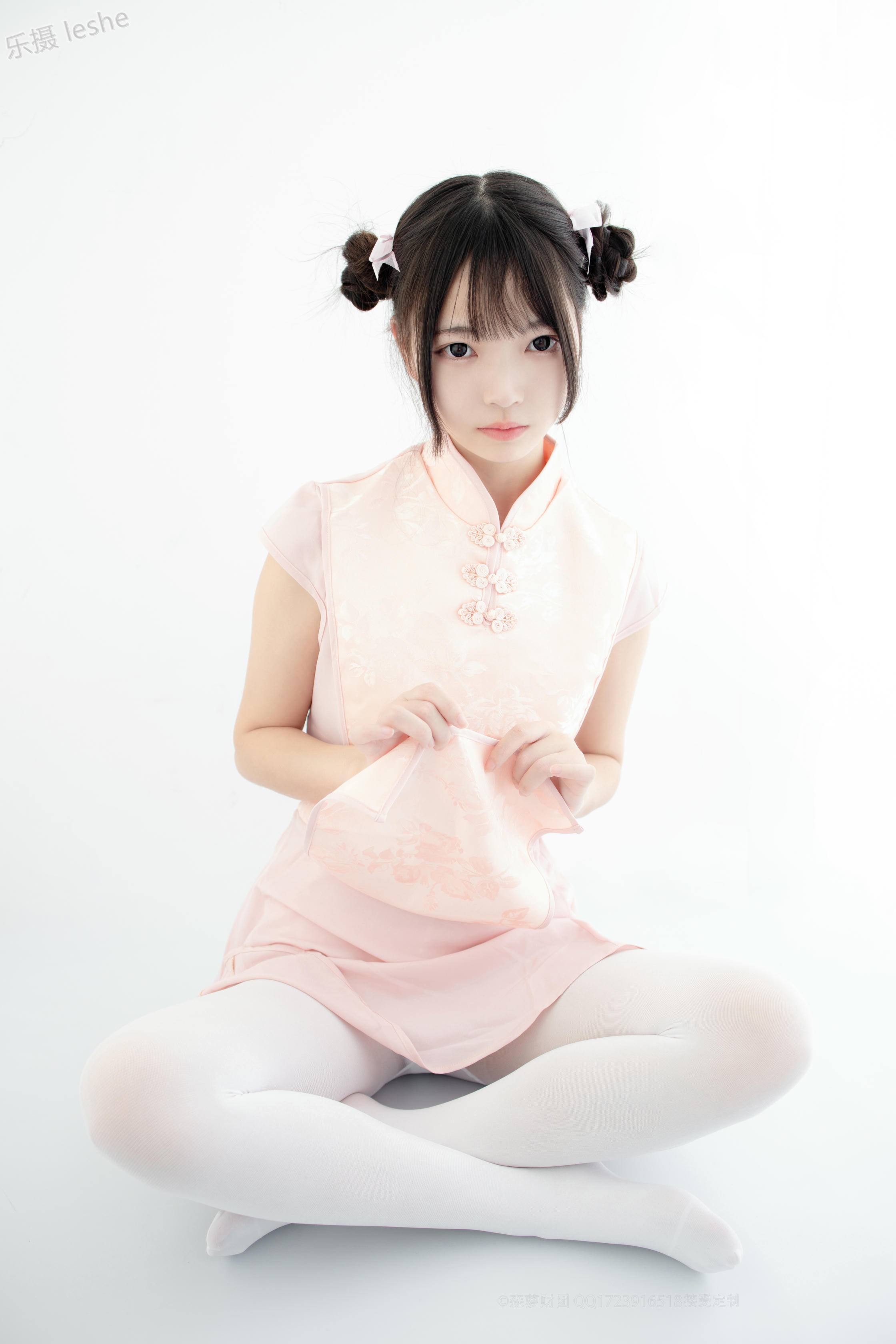 森萝财团 X-052 80D白丝踩物 [66P1V-1.76GB]_第1集