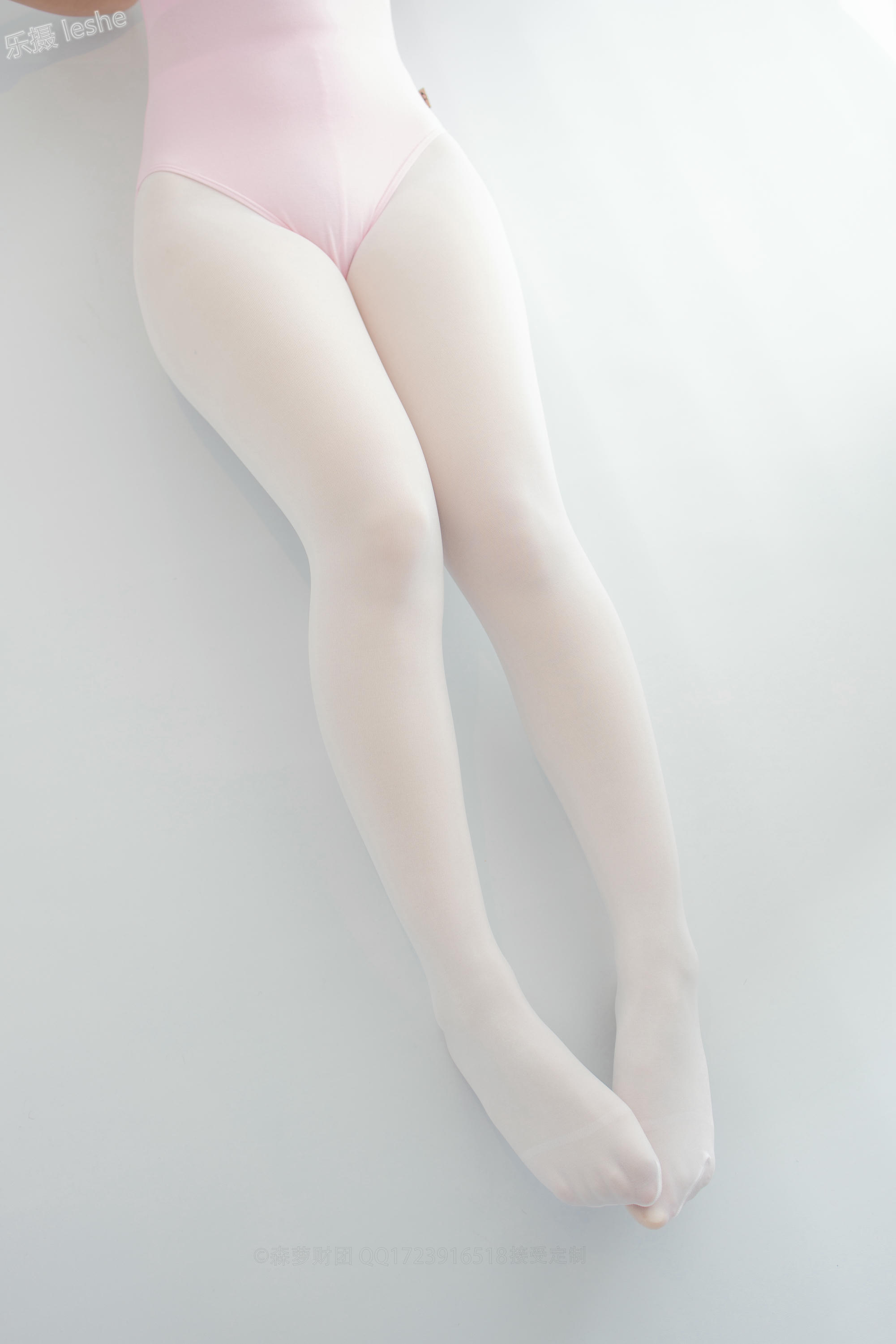 森萝财团 X-053 50D白丝练功服百合踩物 [103P1V-2.28GB]_第1集