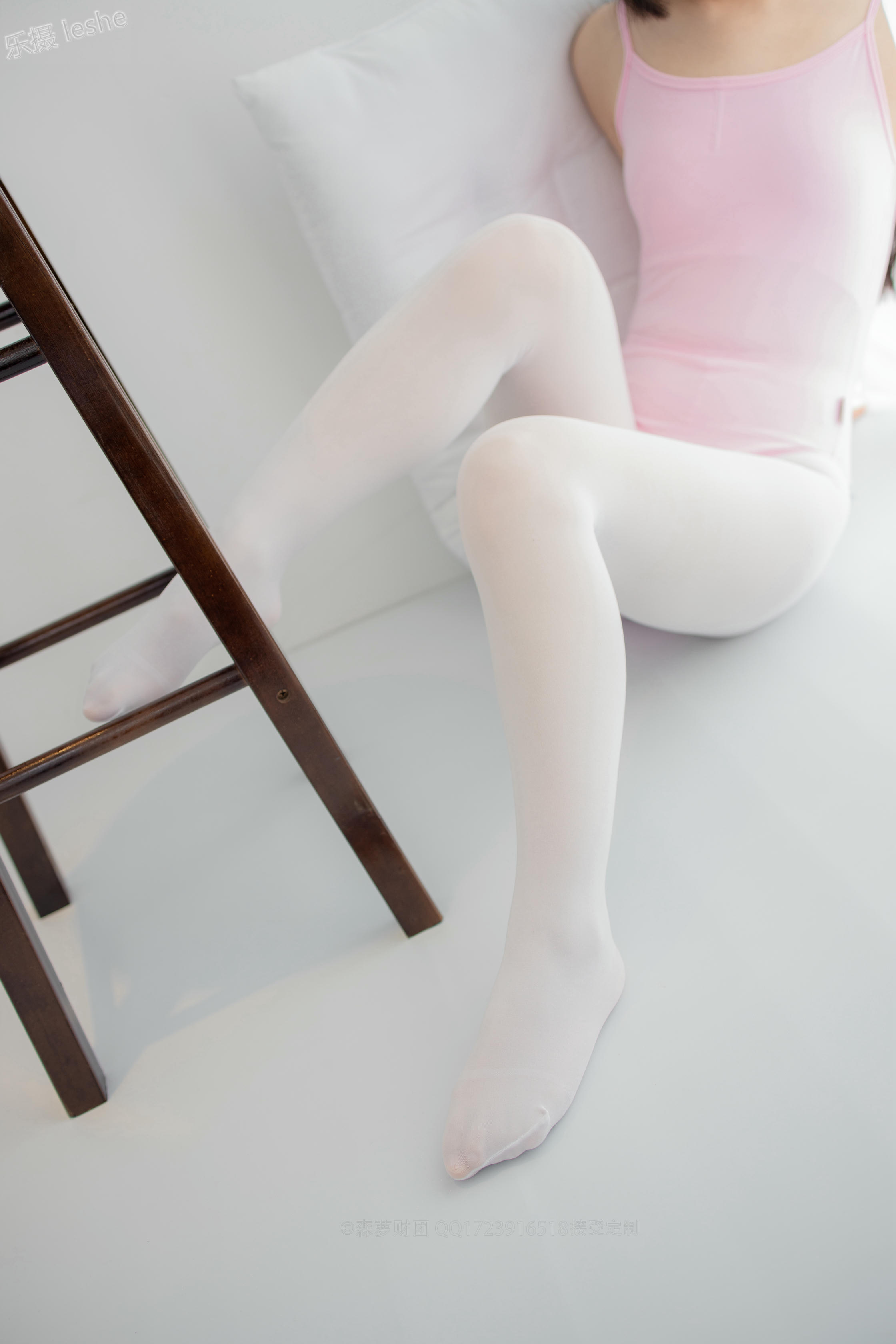 森萝财团 X-053 50D白丝练功服百合踩物 [103P1V-2.28GB]_第4集