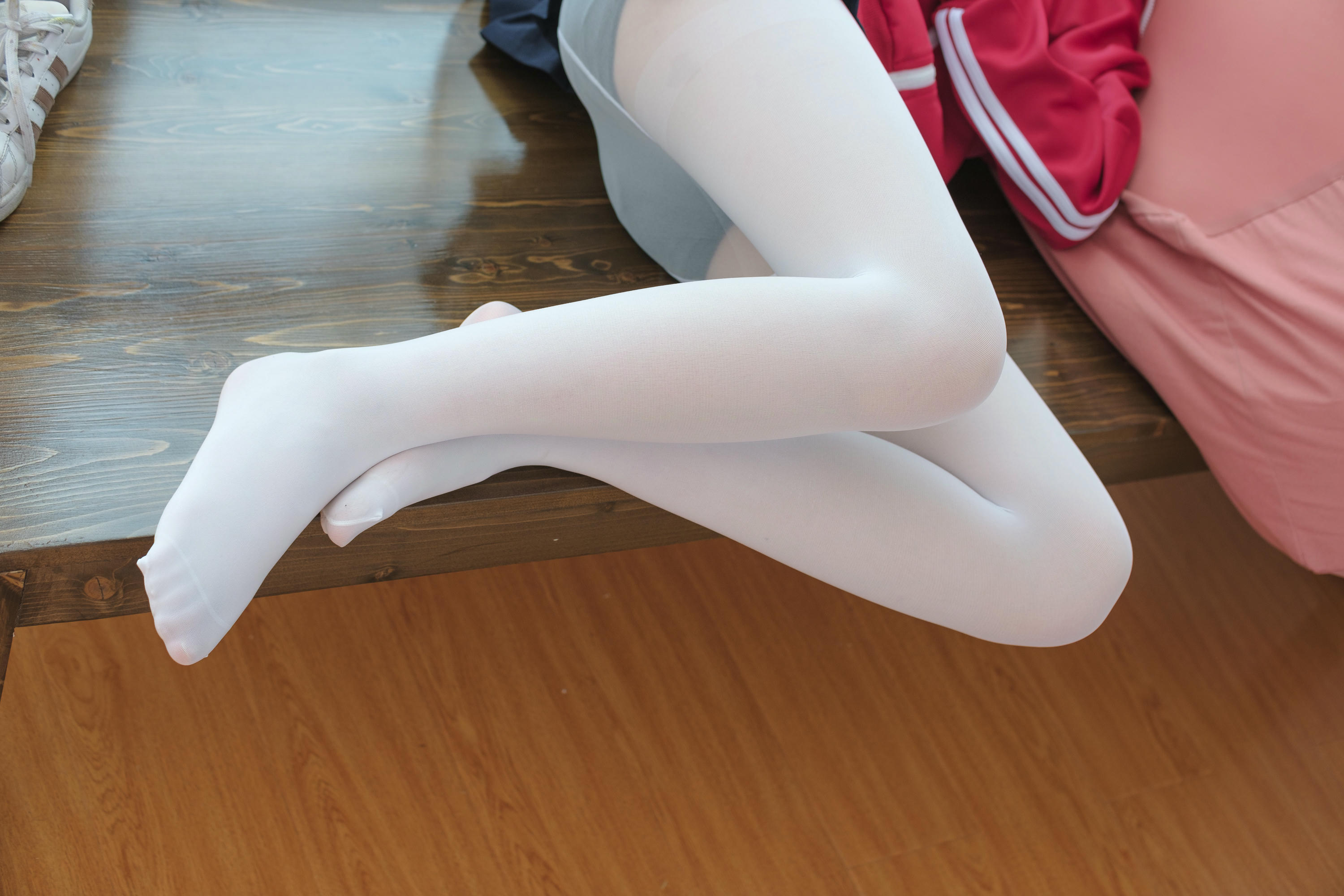 森萝财团 BETA-026 红色校服肉丝美足少女 [78P-737MB]_第2集
