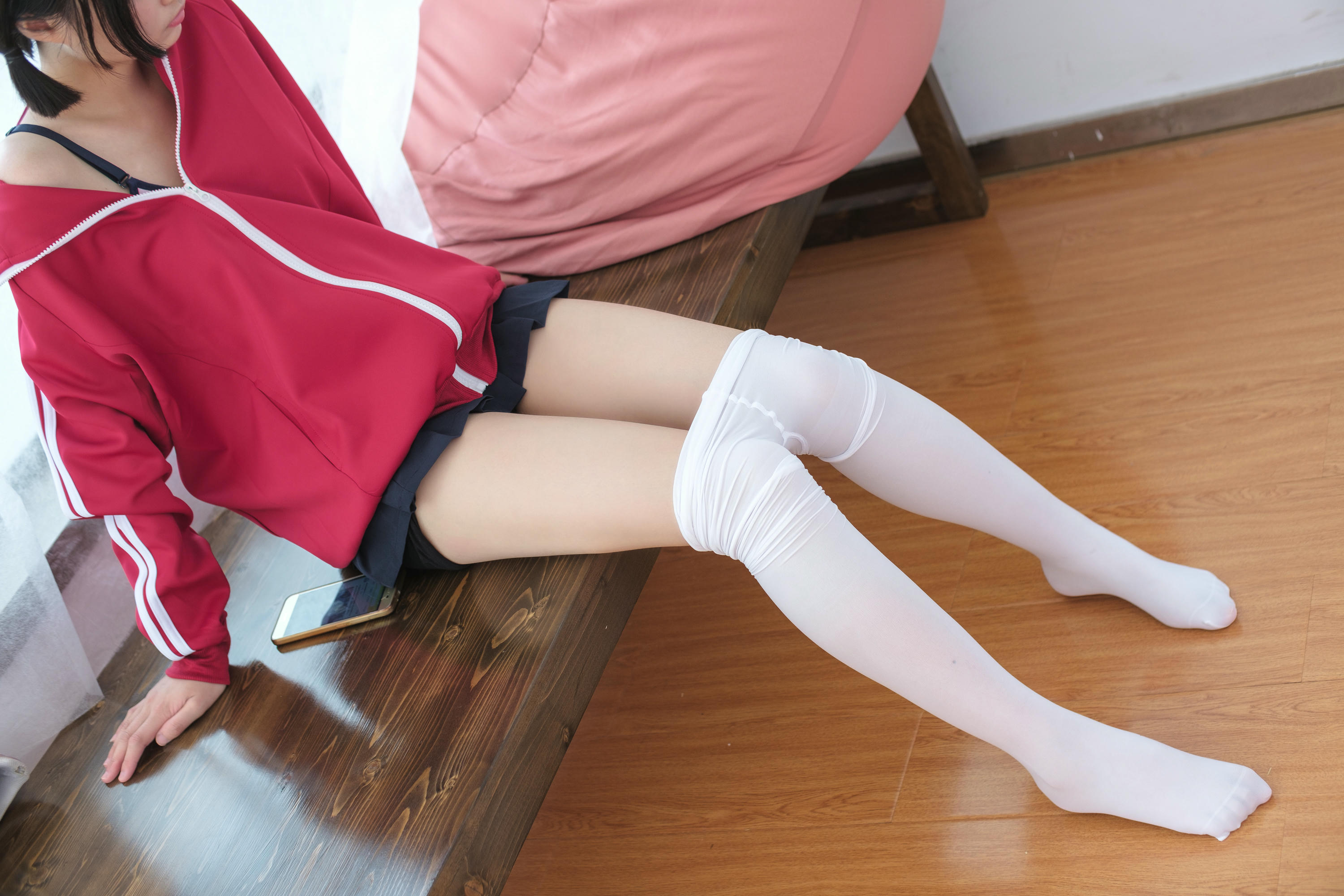 森萝财团 BETA-026 红色校服肉丝美足少女 [78P-737MB]_第2集