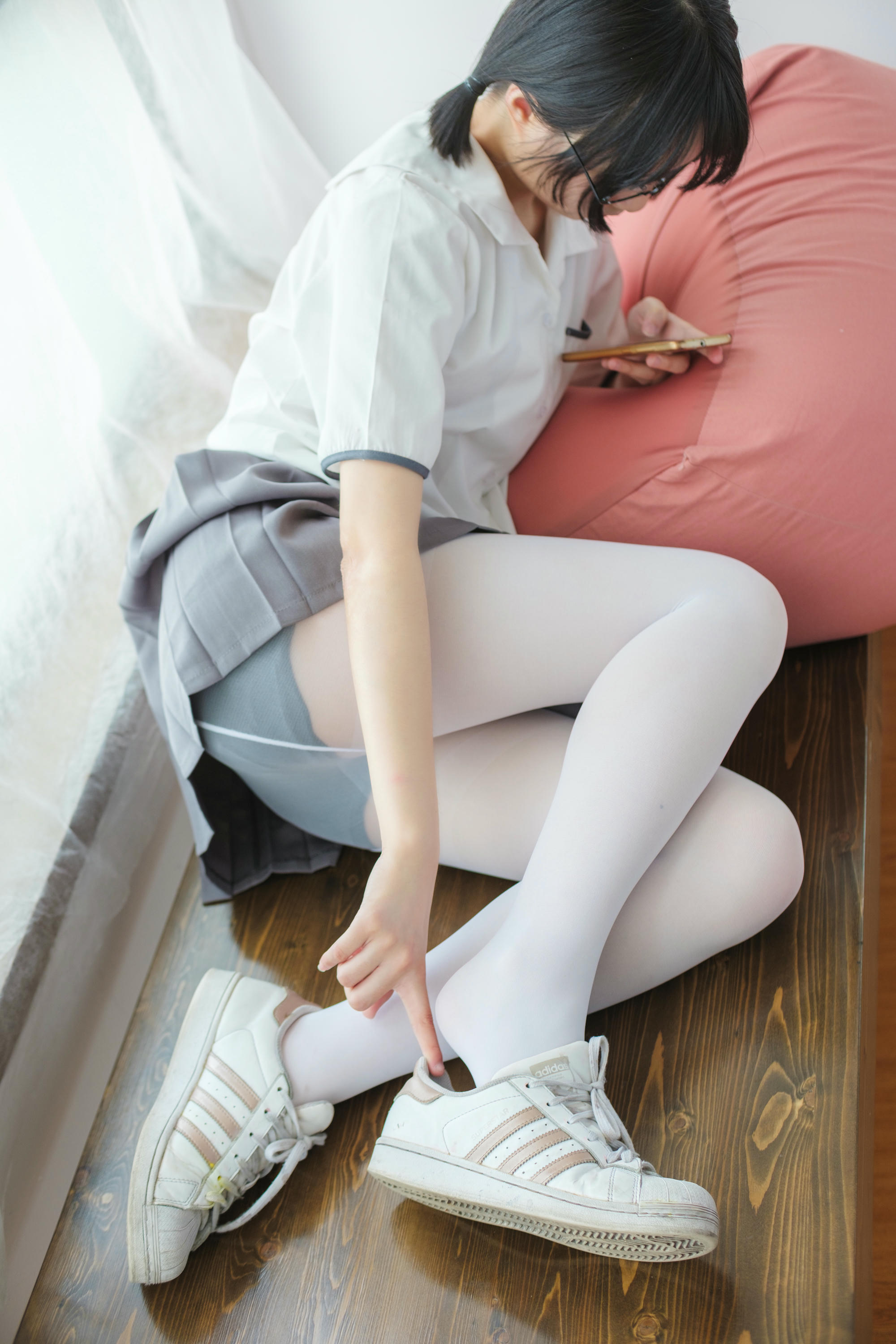 森萝财团 BETA-026 红色校服肉丝美足少女 [78P-737MB]_第1集