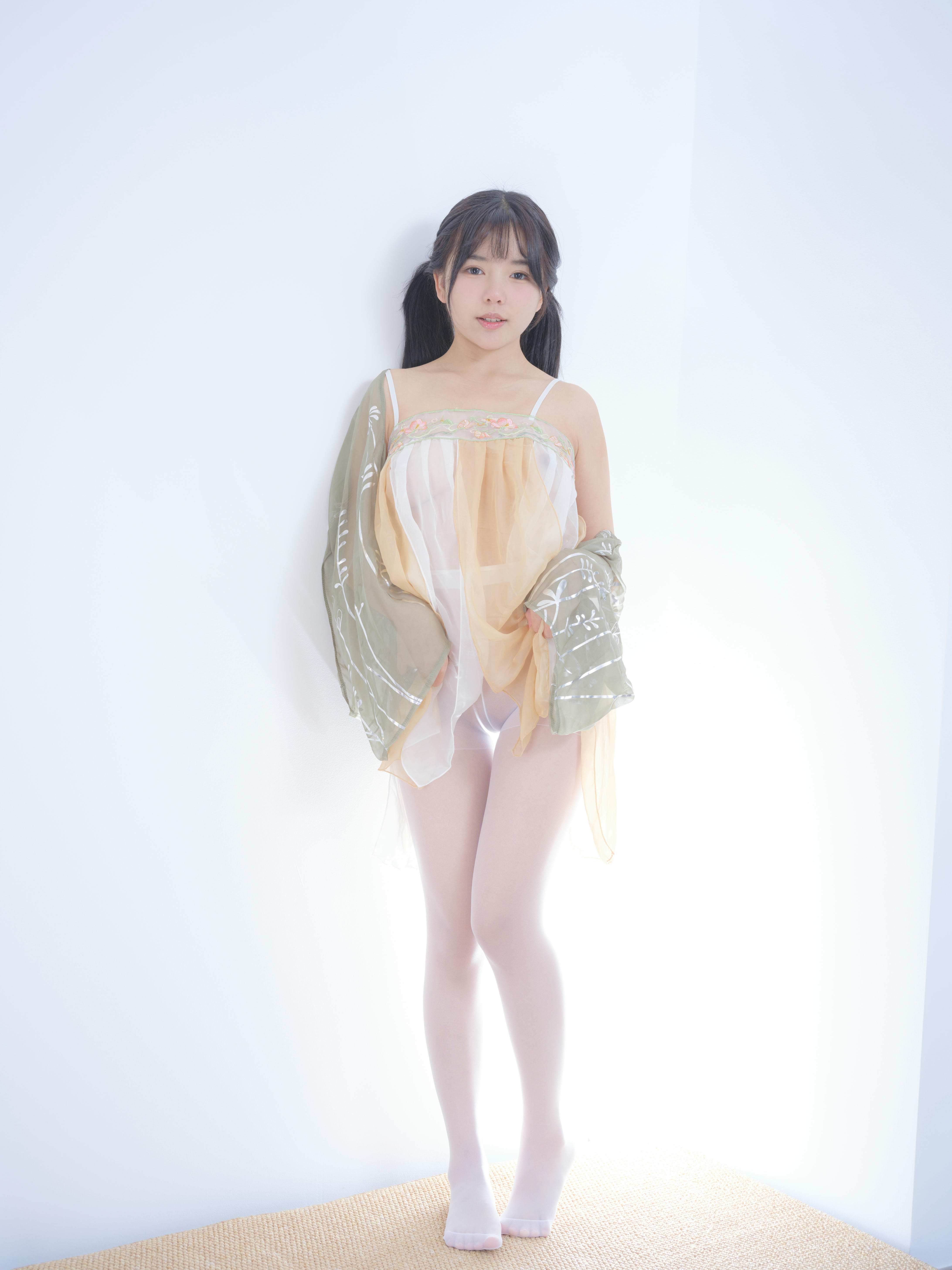 森萝财团 写真 晴涩-16E4K [78P1V 6.13GB]_第1集