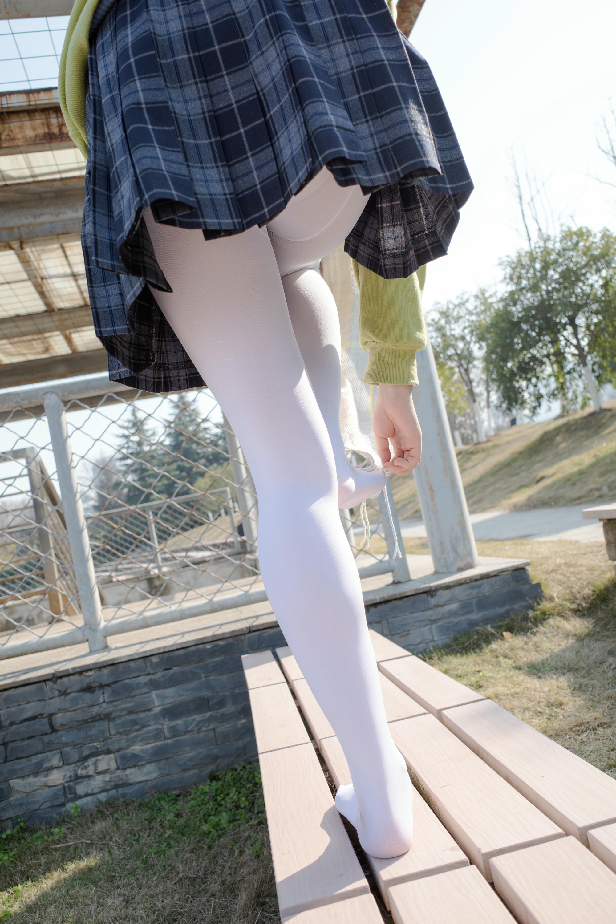 森萝财团 有料 NO.022 小茵 户外公园帆布鞋白丝 [84P／1.09G]_第3集