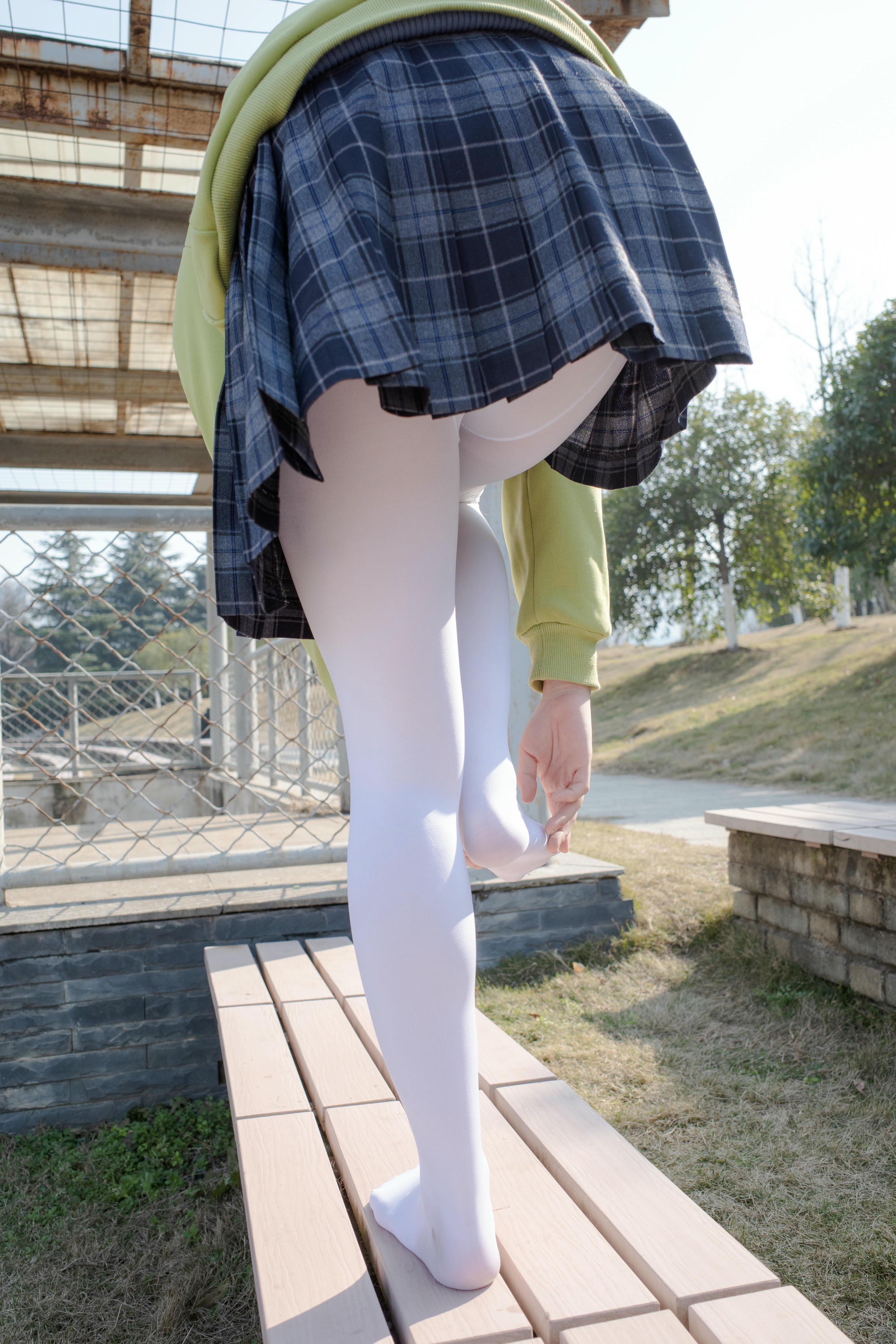 森萝财团 有料 NO.022 小茵 户外公园帆布鞋白丝 [84P／1.09G]_第3集