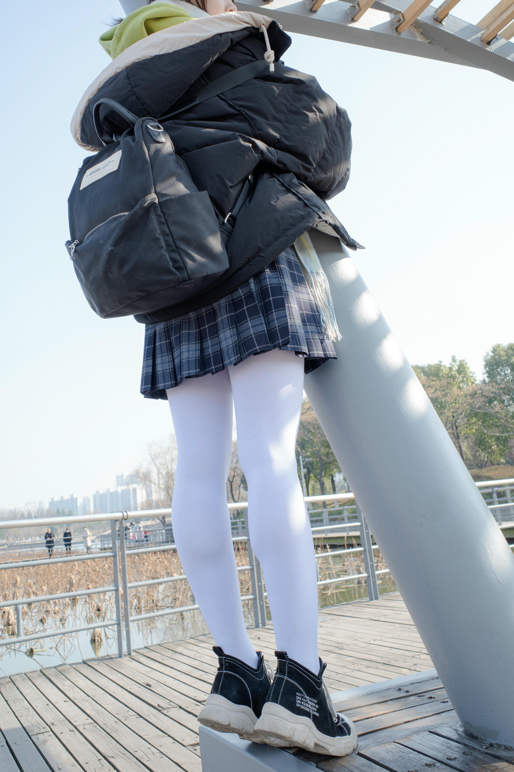 森萝财团 有料 NO.022 小茵 户外公园帆布鞋白丝 [84P／1.09G]_第5集