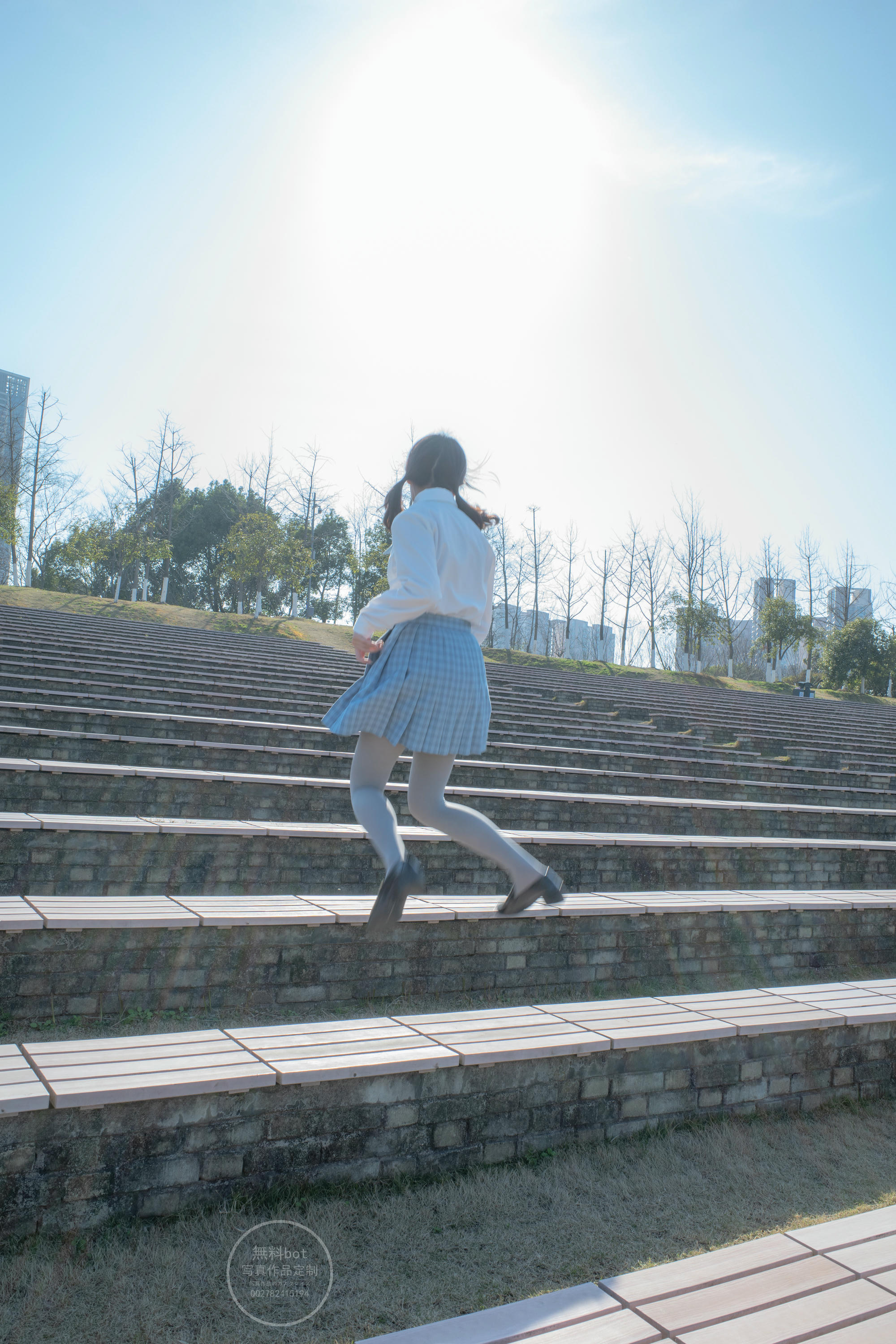 森萝财团 有料 NO.030 小香 户外公园里的JK制服灰丝美腿 [100P／1.39GB]_第2集