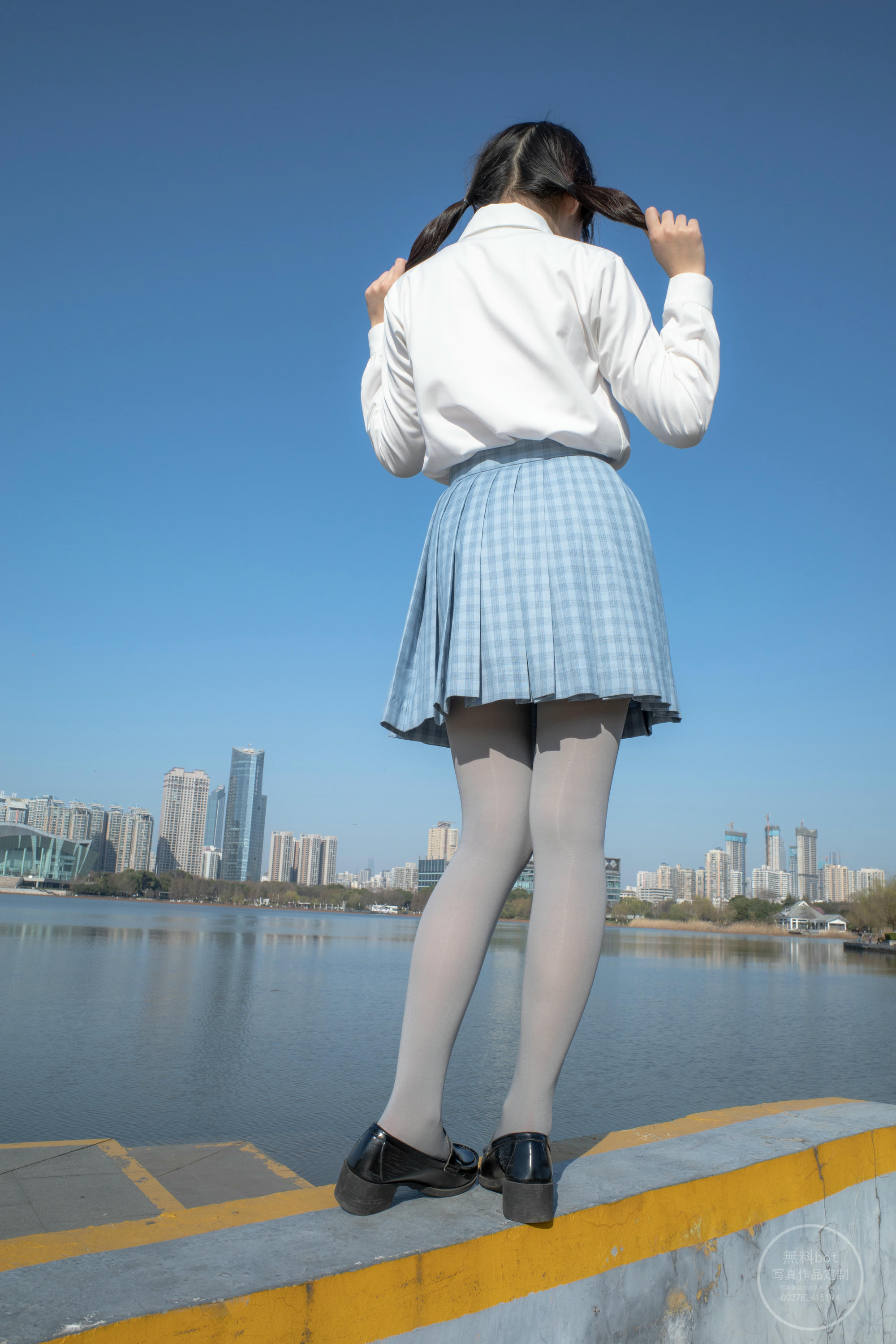 森萝财团 有料 NO.030 小香 户外公园里的JK制服灰丝美腿 [100P／1.39GB]_第2集