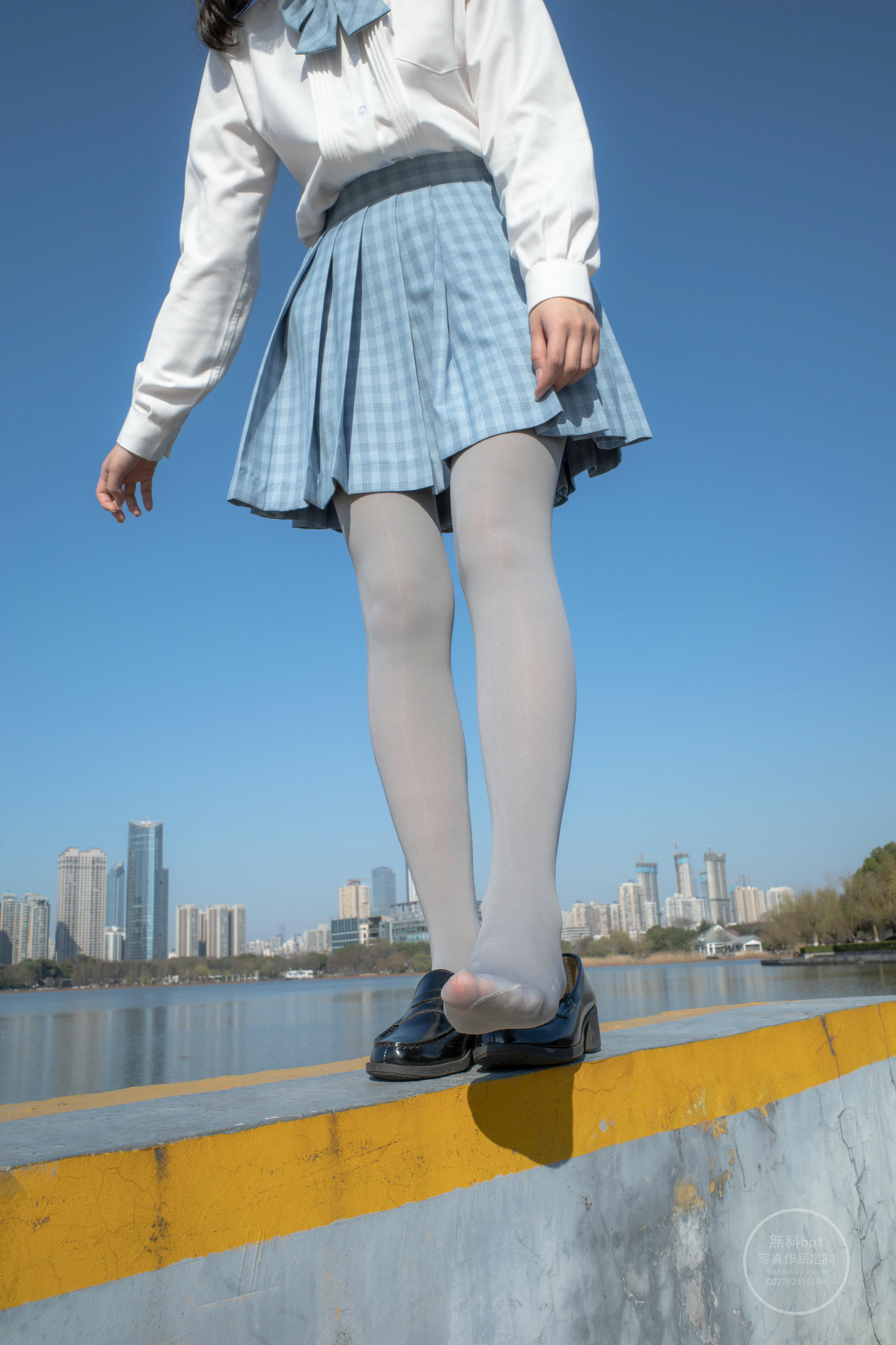 森萝财团 有料 NO.030 小香 户外公园里的JK制服灰丝美腿 [100P／1.39GB]_第2集