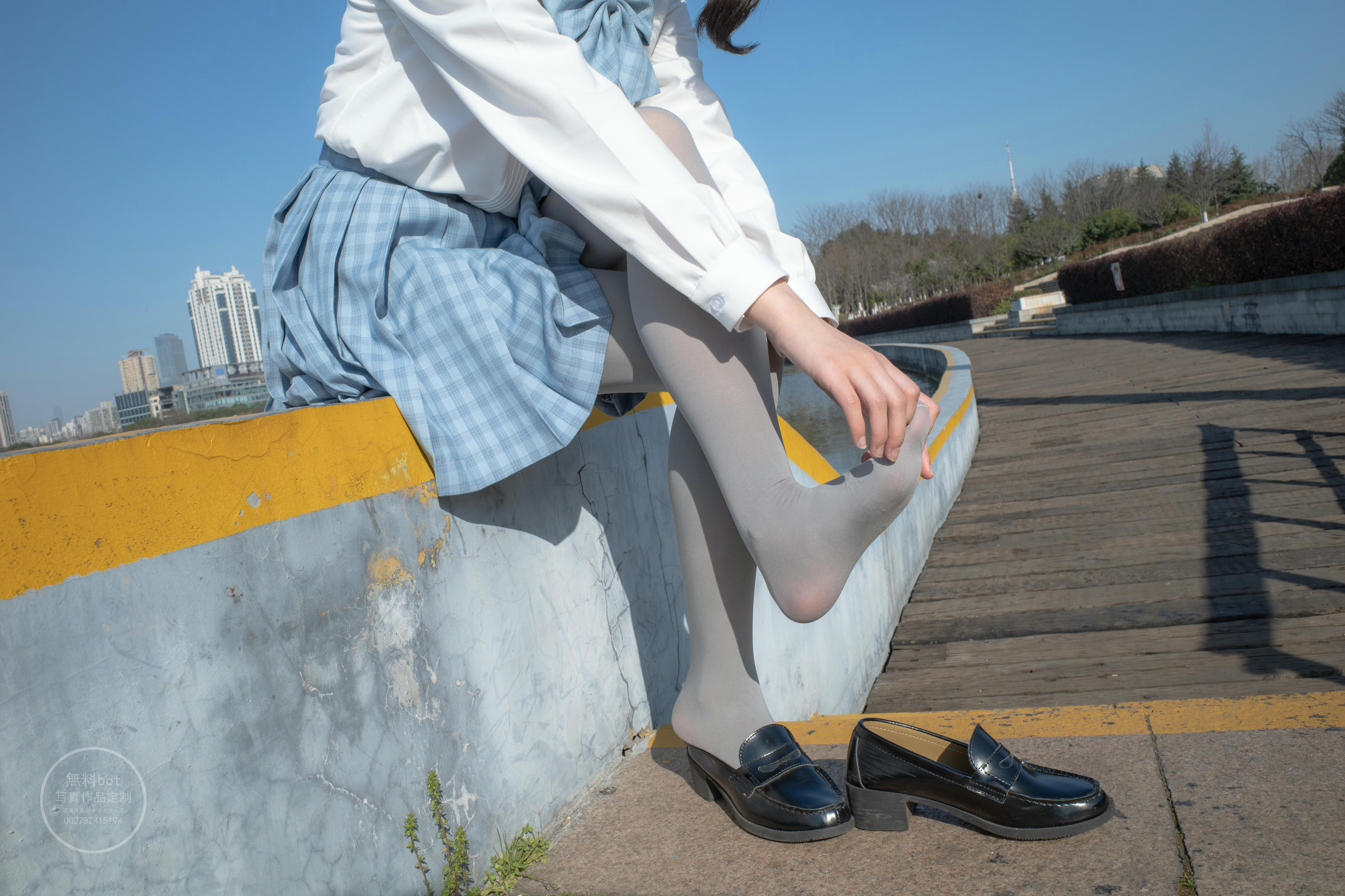 森萝财团 有料 NO.030 小香 户外公园里的JK制服灰丝美腿 [100P／1.39GB]_第3集