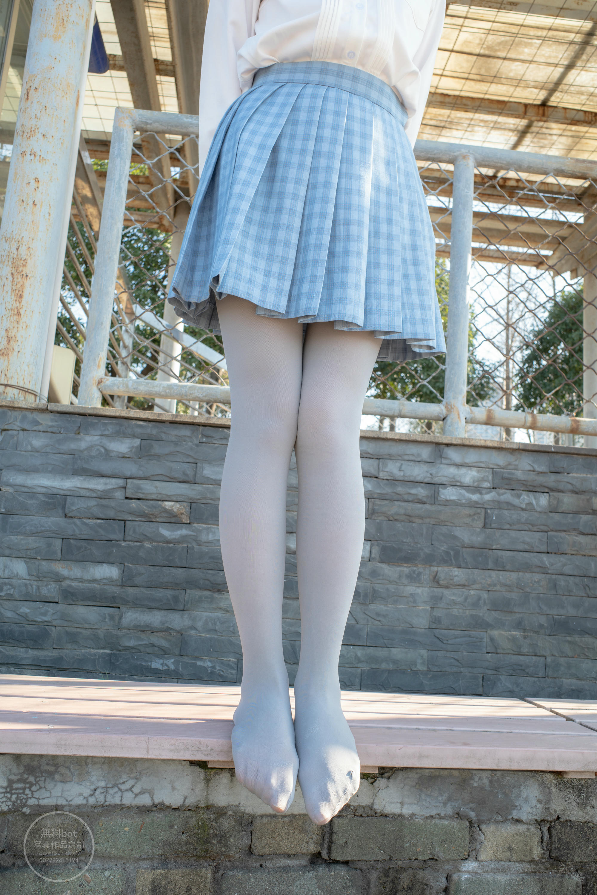 森萝财团 有料 NO.030 小香 户外公园里的JK制服灰丝美腿 [100P／1.39GB]_第4集