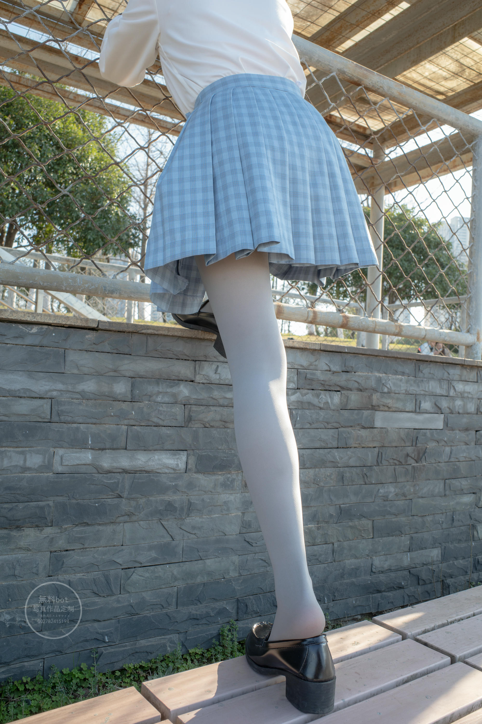 森萝财团 有料 NO.030 小香 户外公园里的JK制服灰丝美腿 [100P／1.39GB]_第4集