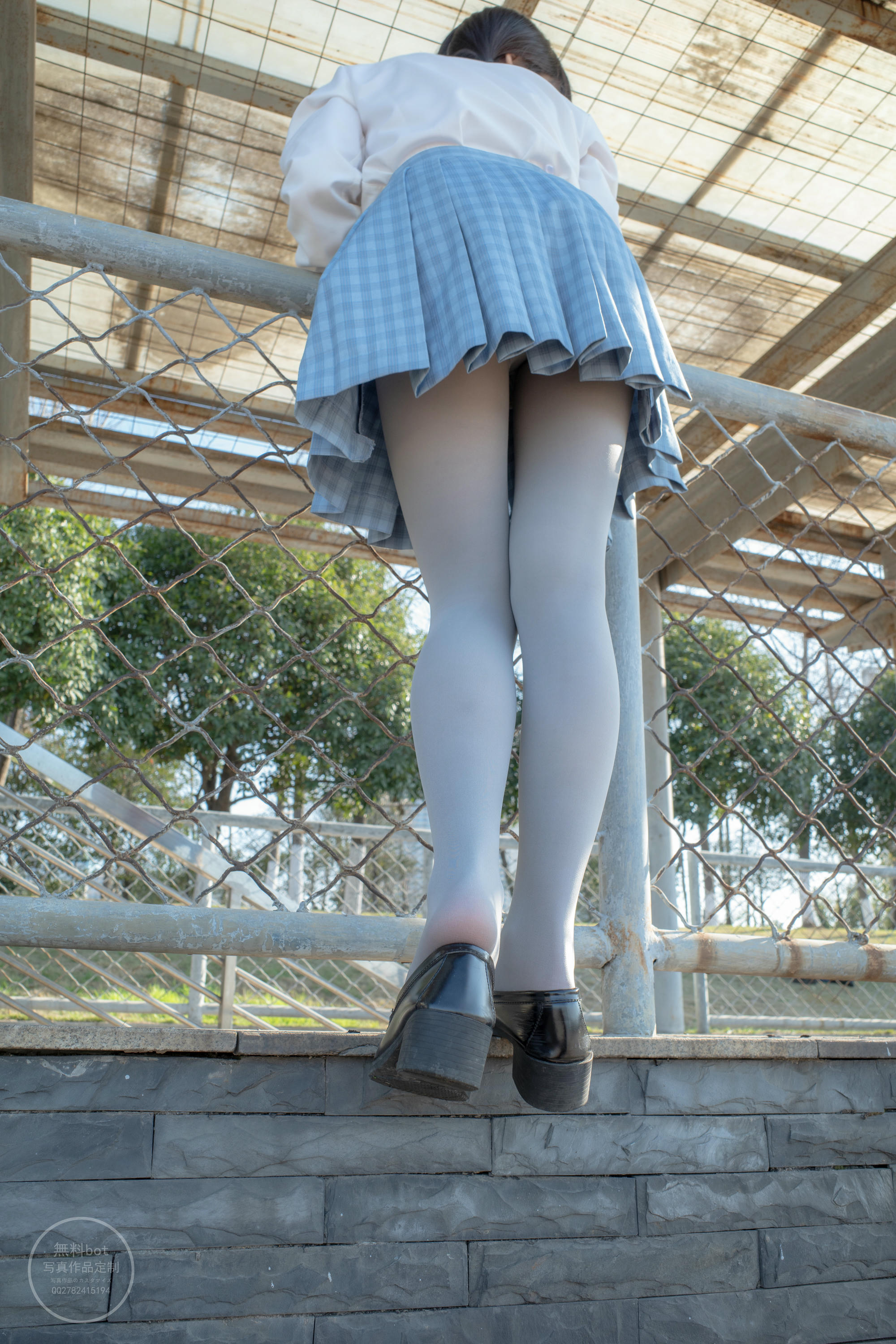 森萝财团 有料 NO.030 小香 户外公园里的JK制服灰丝美腿 [100P／1.39GB]_第5集