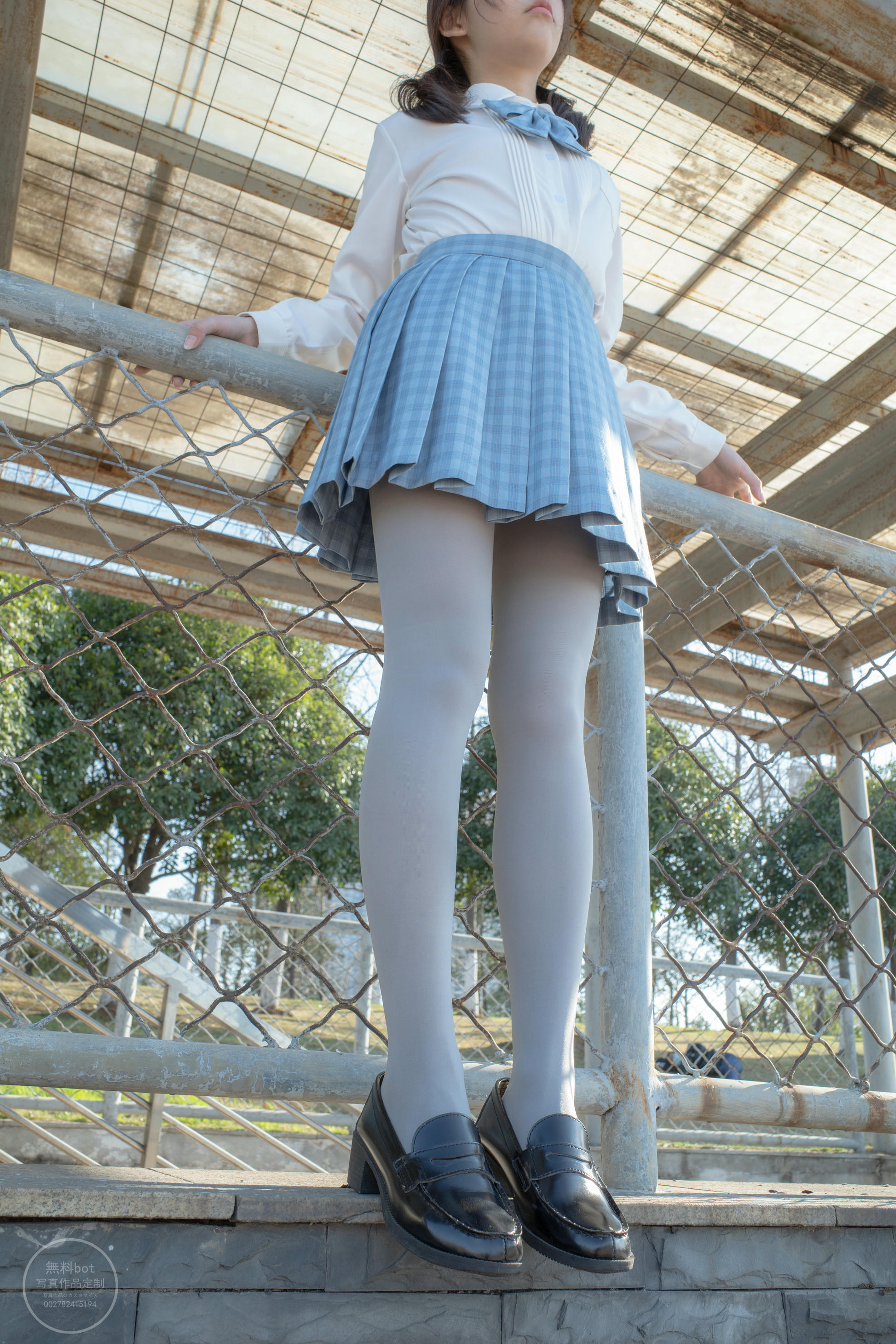 森萝财团 有料 NO.030 小香 户外公园里的JK制服灰丝美腿 [100P／1.39GB]_第5集