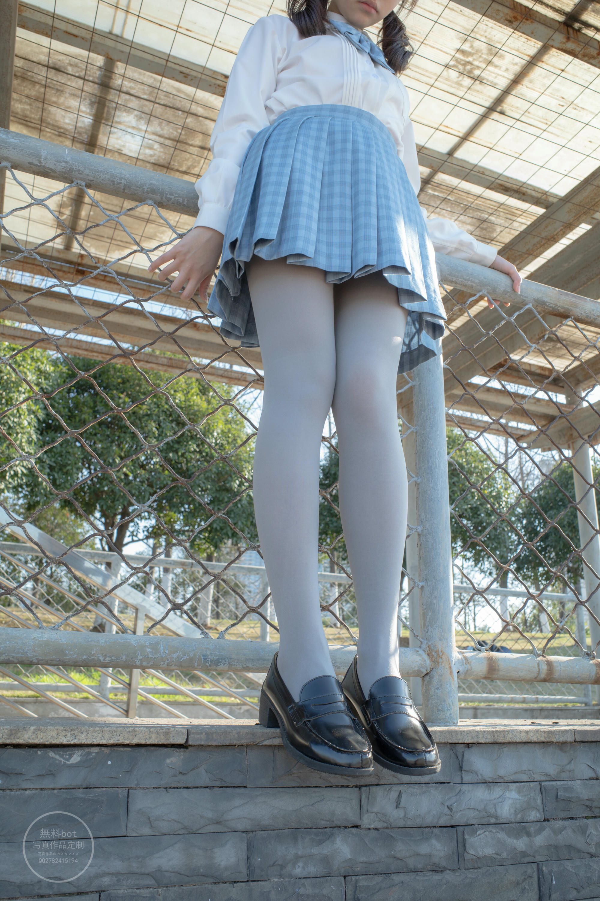 森萝财团 有料 NO.030 小香 户外公园里的JK制服灰丝美腿 [100P／1.39GB]_第5集