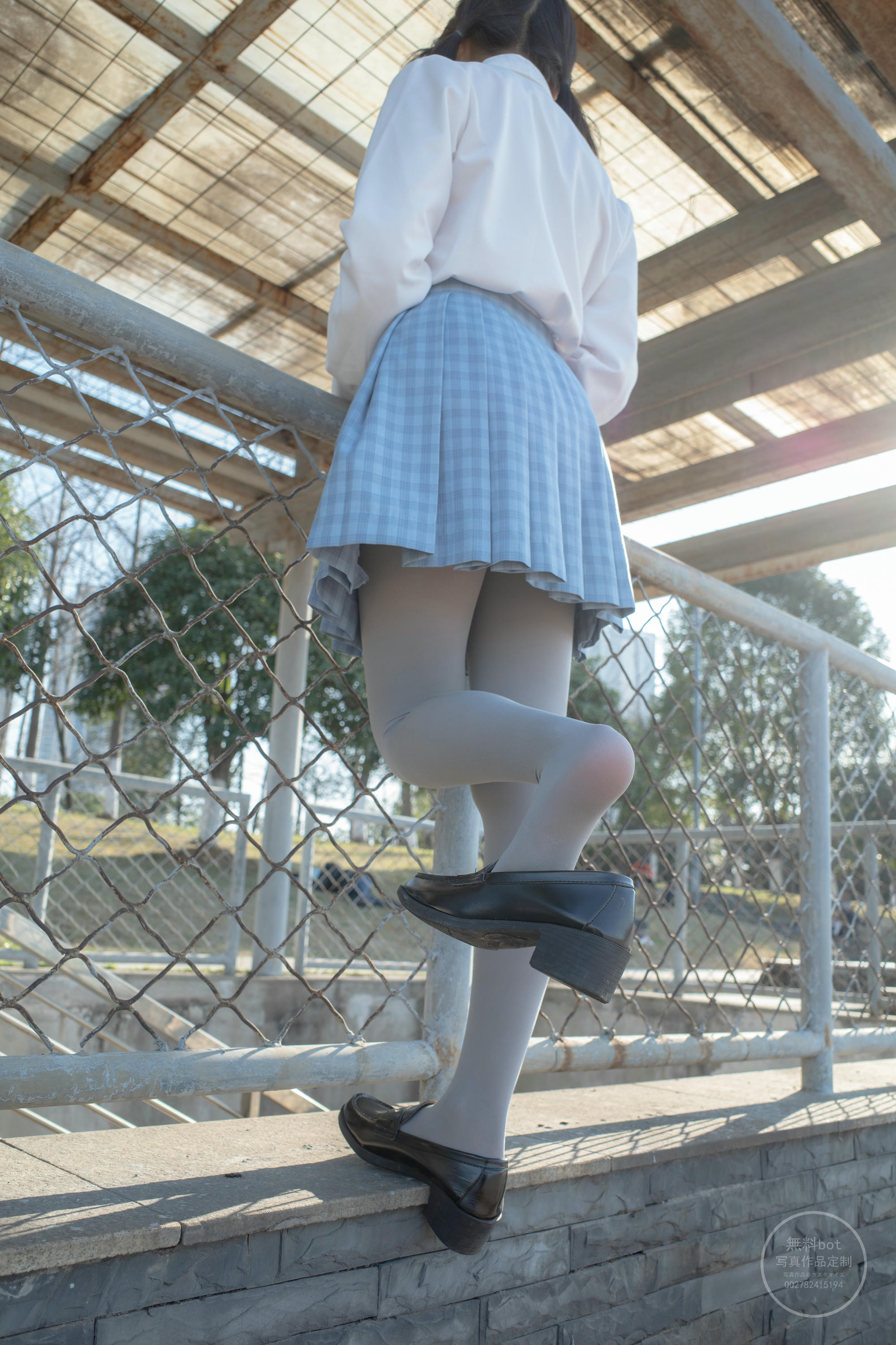 森萝财团 有料 NO.030 小香 户外公园里的JK制服灰丝美腿 [100P／1.39GB]_第5集