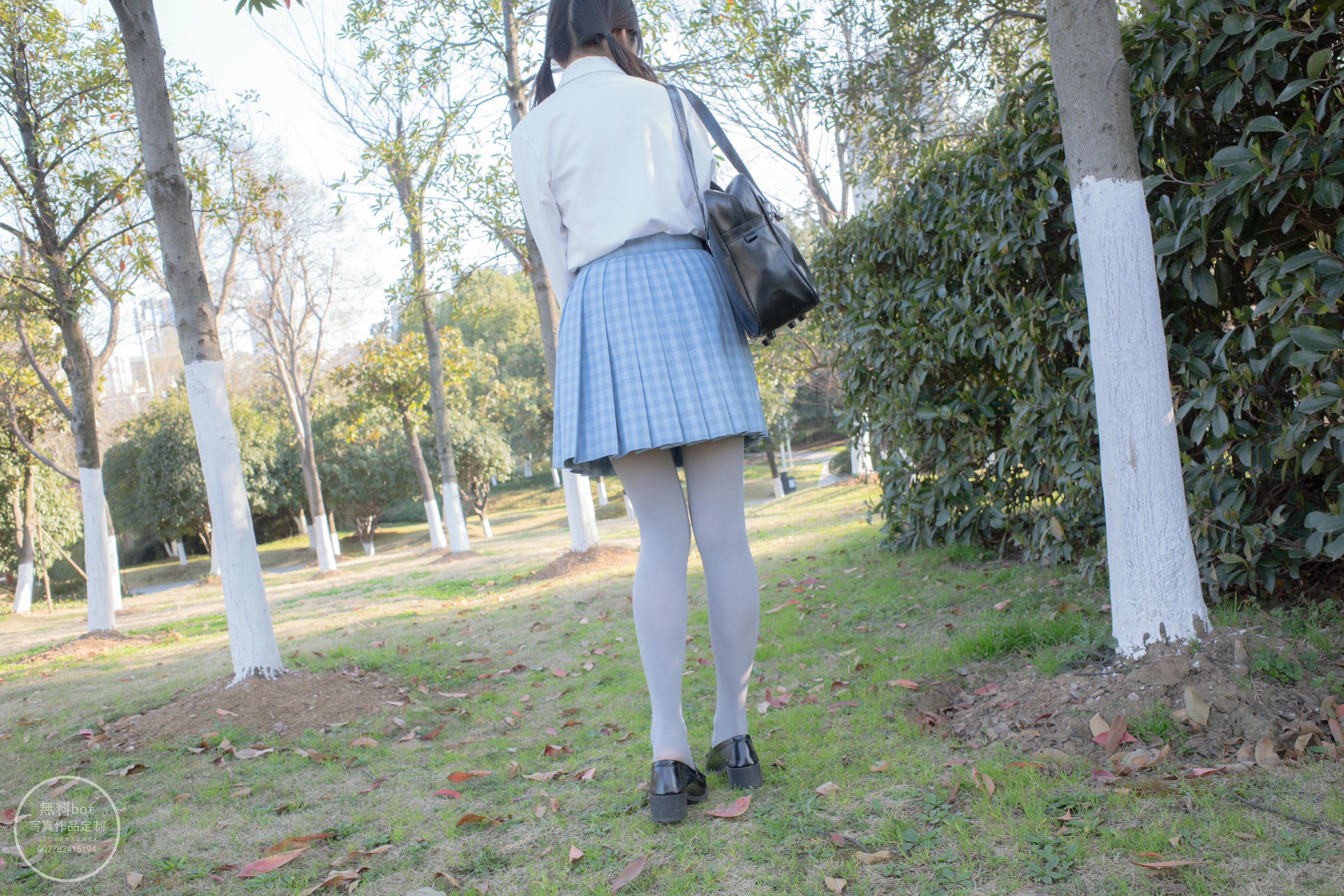 森萝财团 有料 NO.030 小香 户外公园里的JK制服灰丝美腿 [100P／1.39GB]_第5集