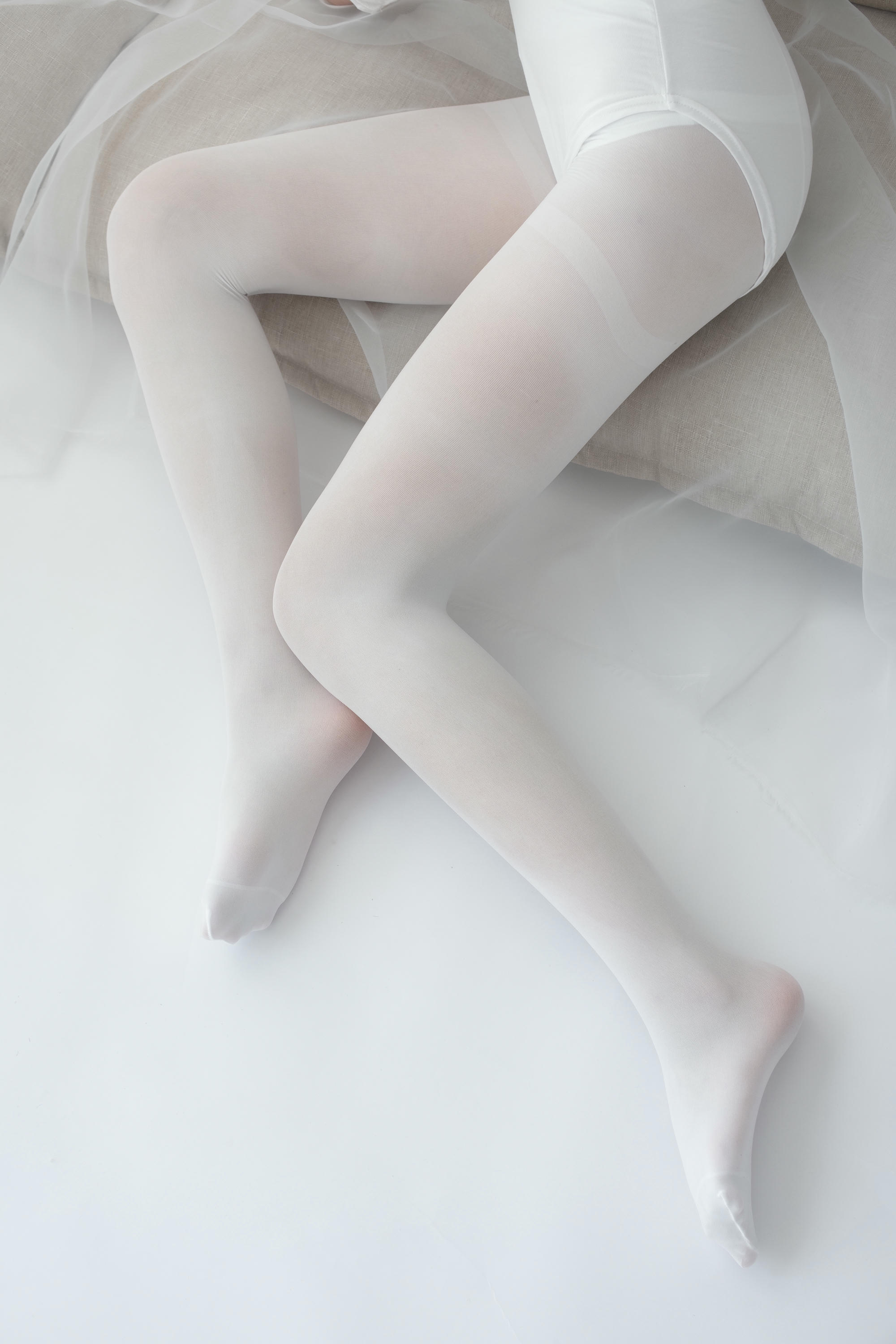 森萝财团-爱花写真 ALPHA-007 纯白丝足 纯纯的爱 [156P-1.46GB]_第1集
