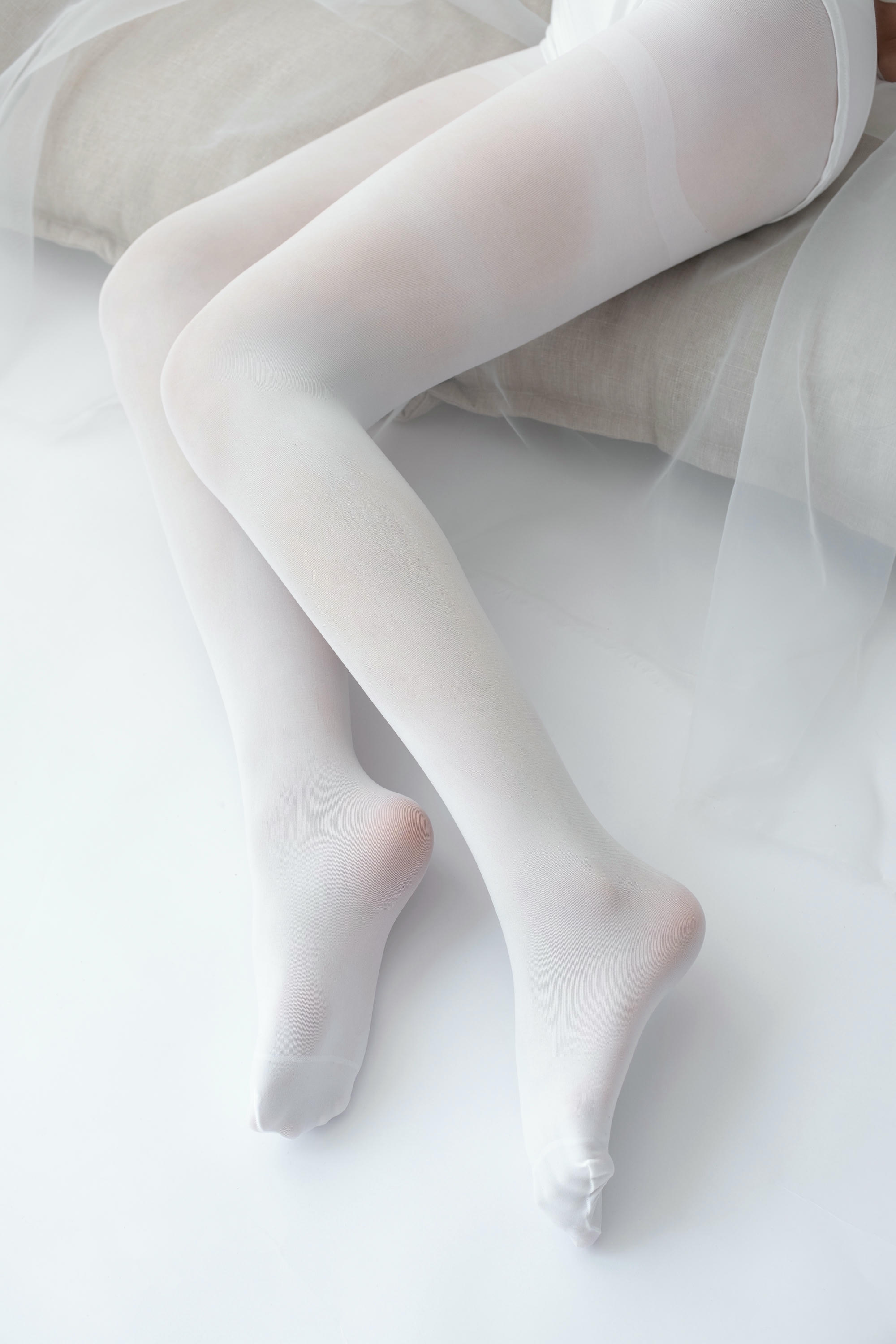 森萝财团-爱花写真 ALPHA-007 纯白丝足 纯纯的爱 [156P-1.46GB]_第1集