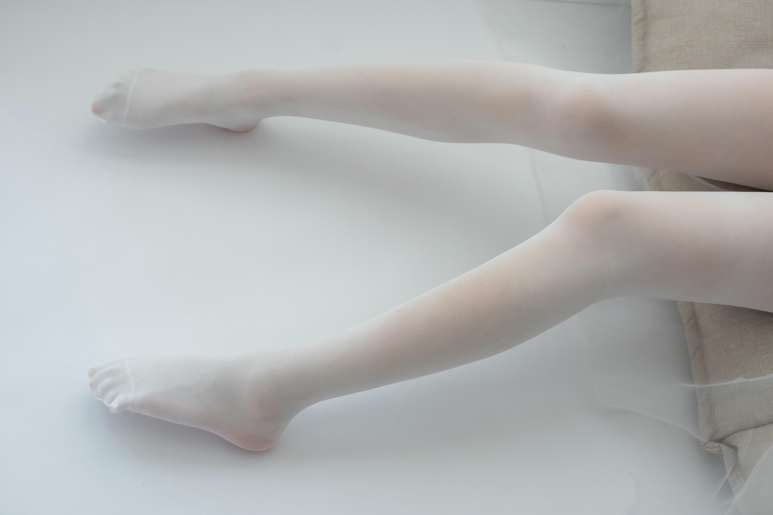 森萝财团-爱花写真 ALPHA-007 纯白丝足 纯纯的爱 [156P-1.46GB]_第2集
