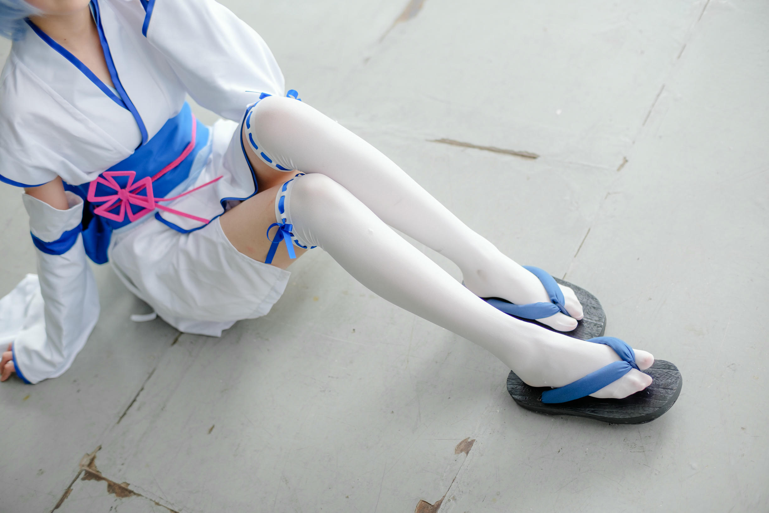 森萝财团 FREE-002 漫展cosplay白丝长腿特写 [15P-79MB]_第1集
