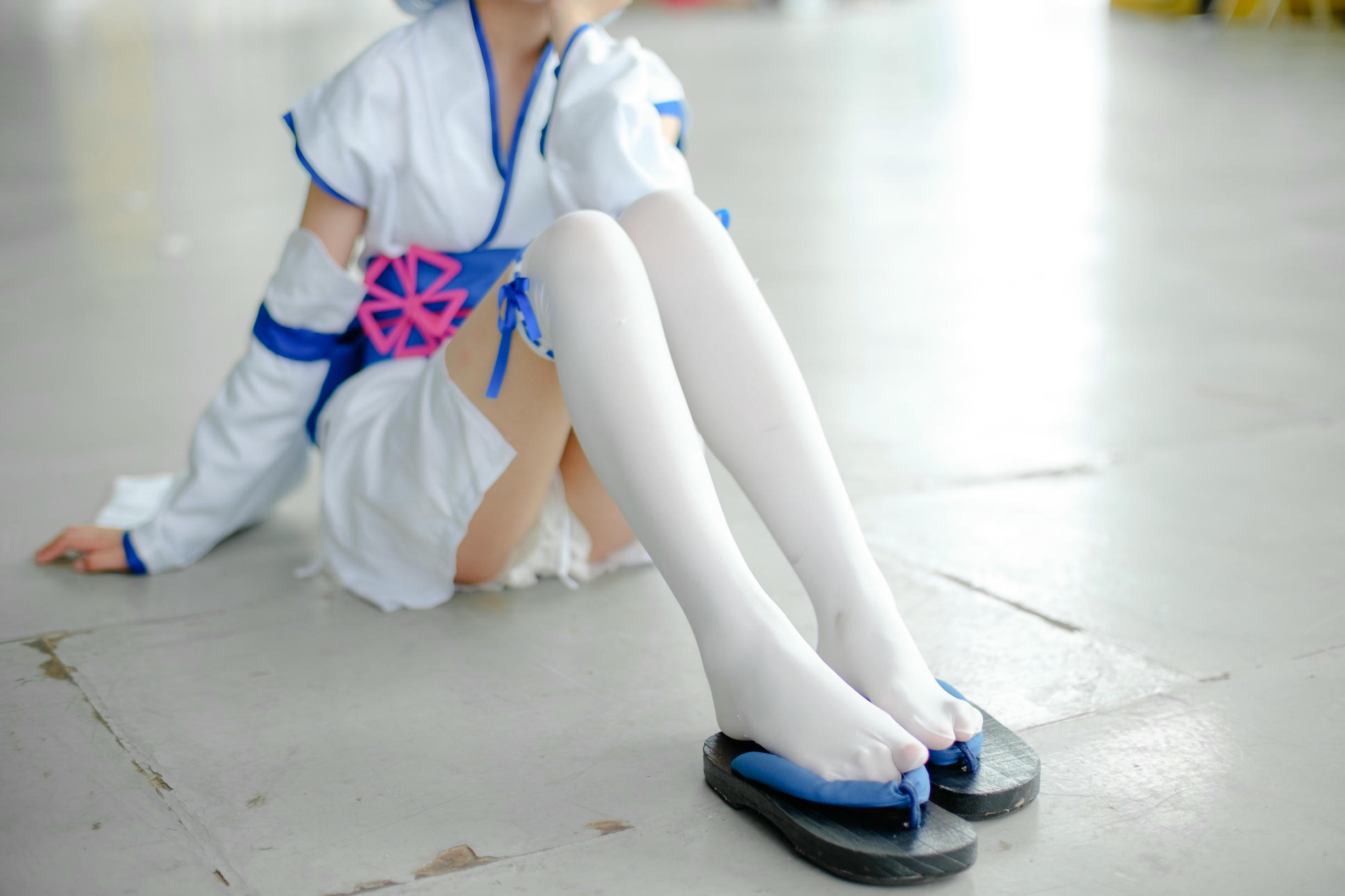 森萝财团 FREE-002 漫展cosplay白丝长腿特写 [15P-79MB]_第1集