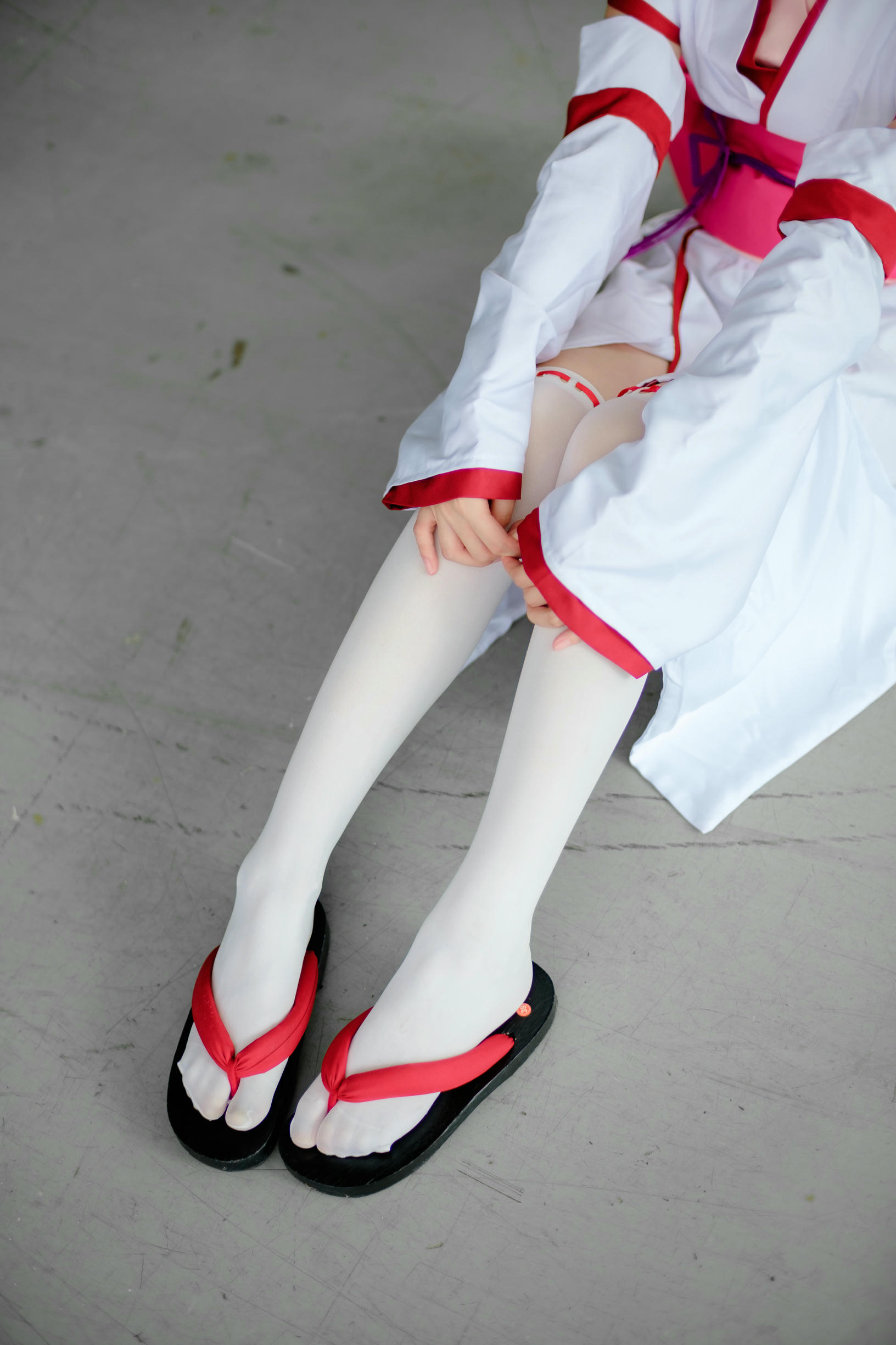 森萝财团 FREE-002 漫展cosplay白丝长腿特写 [15P-79MB]_第1集