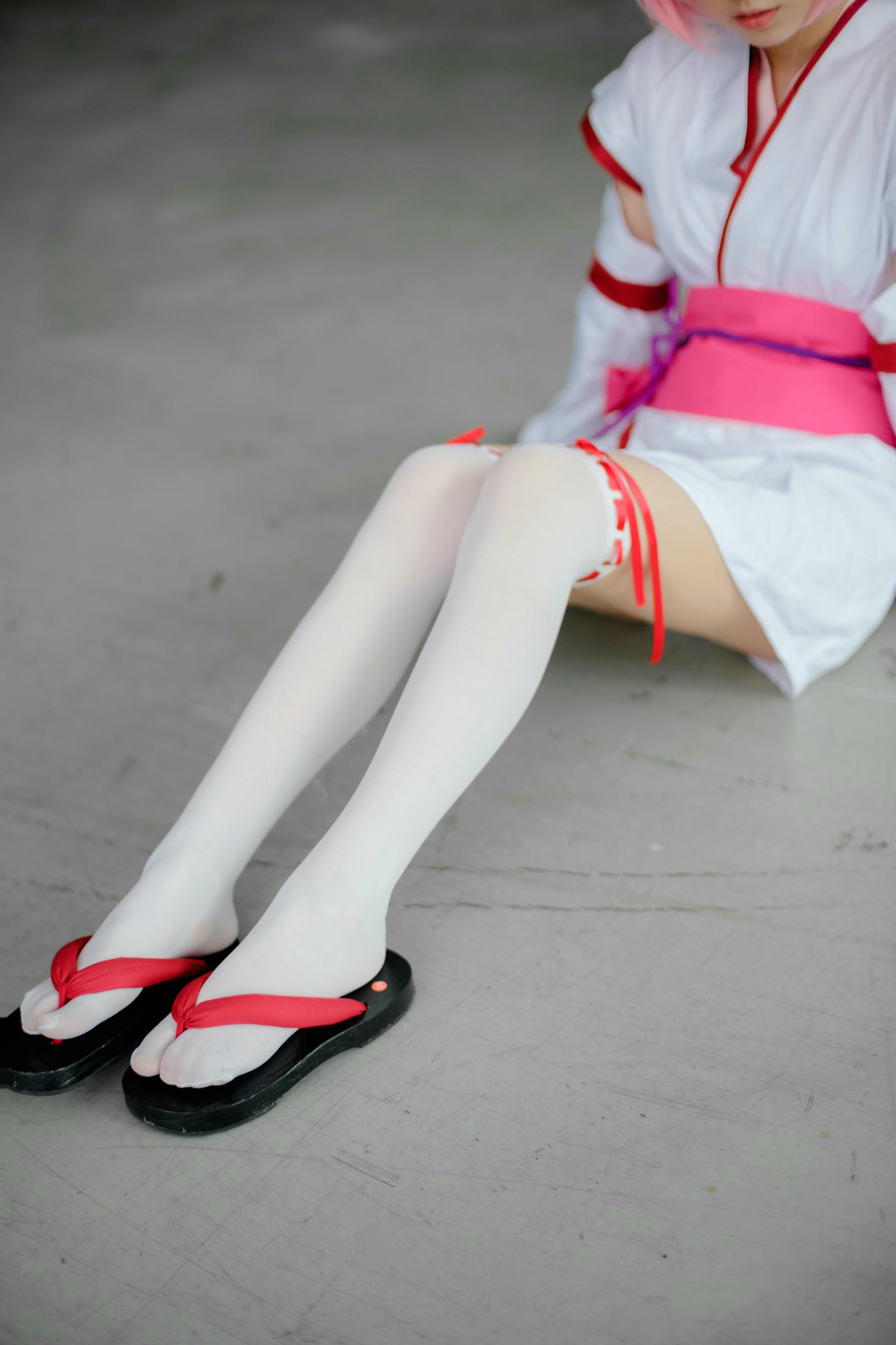 森萝财团 FREE-002 漫展cosplay白丝长腿特写 [15P-79MB]_第1集